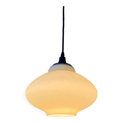 Suspension en verre opalin Mid Century attribuée à Louis Kalff