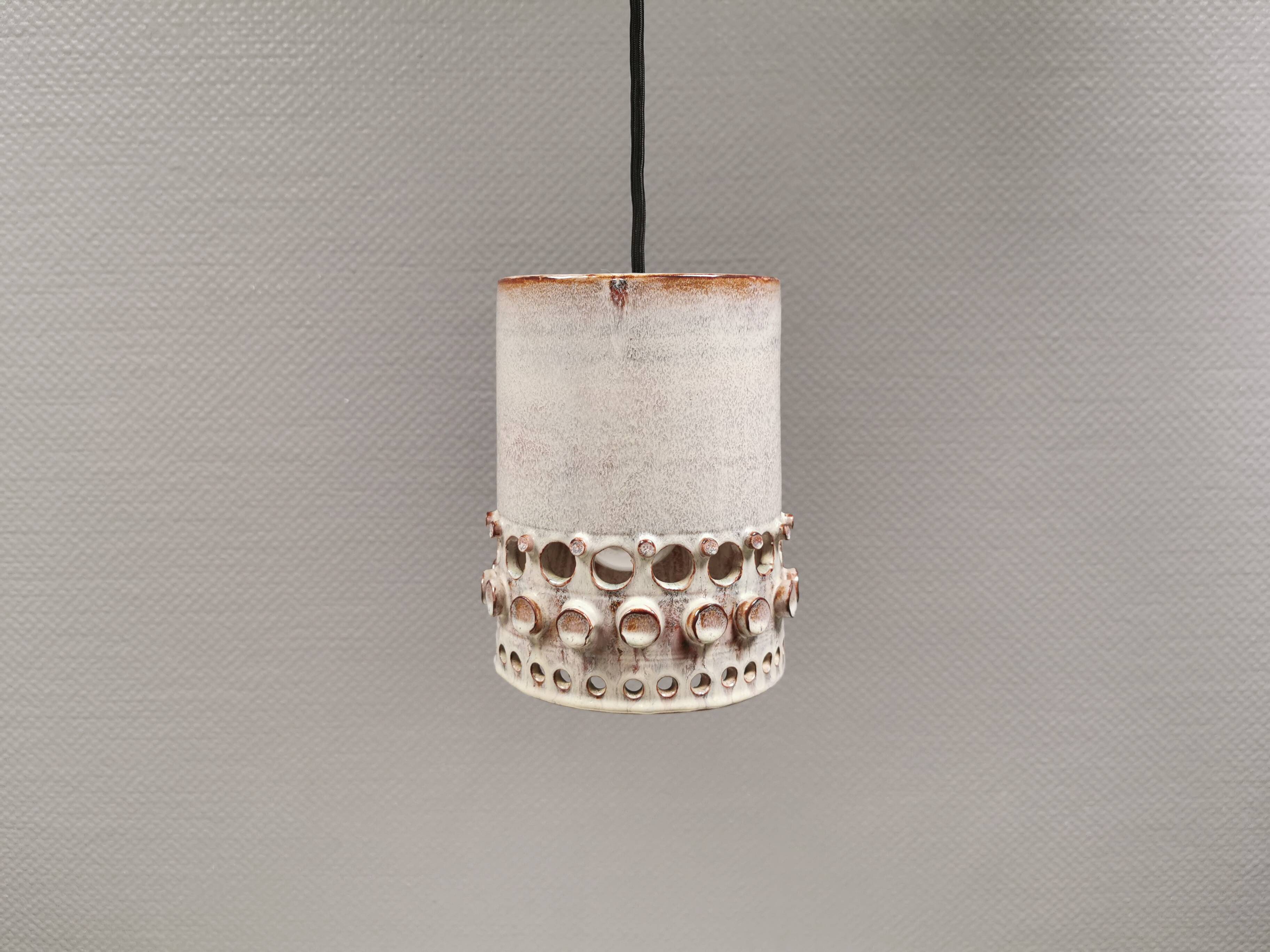 Beautiful, cylinder-shaped hanging lamp in ceramic.
