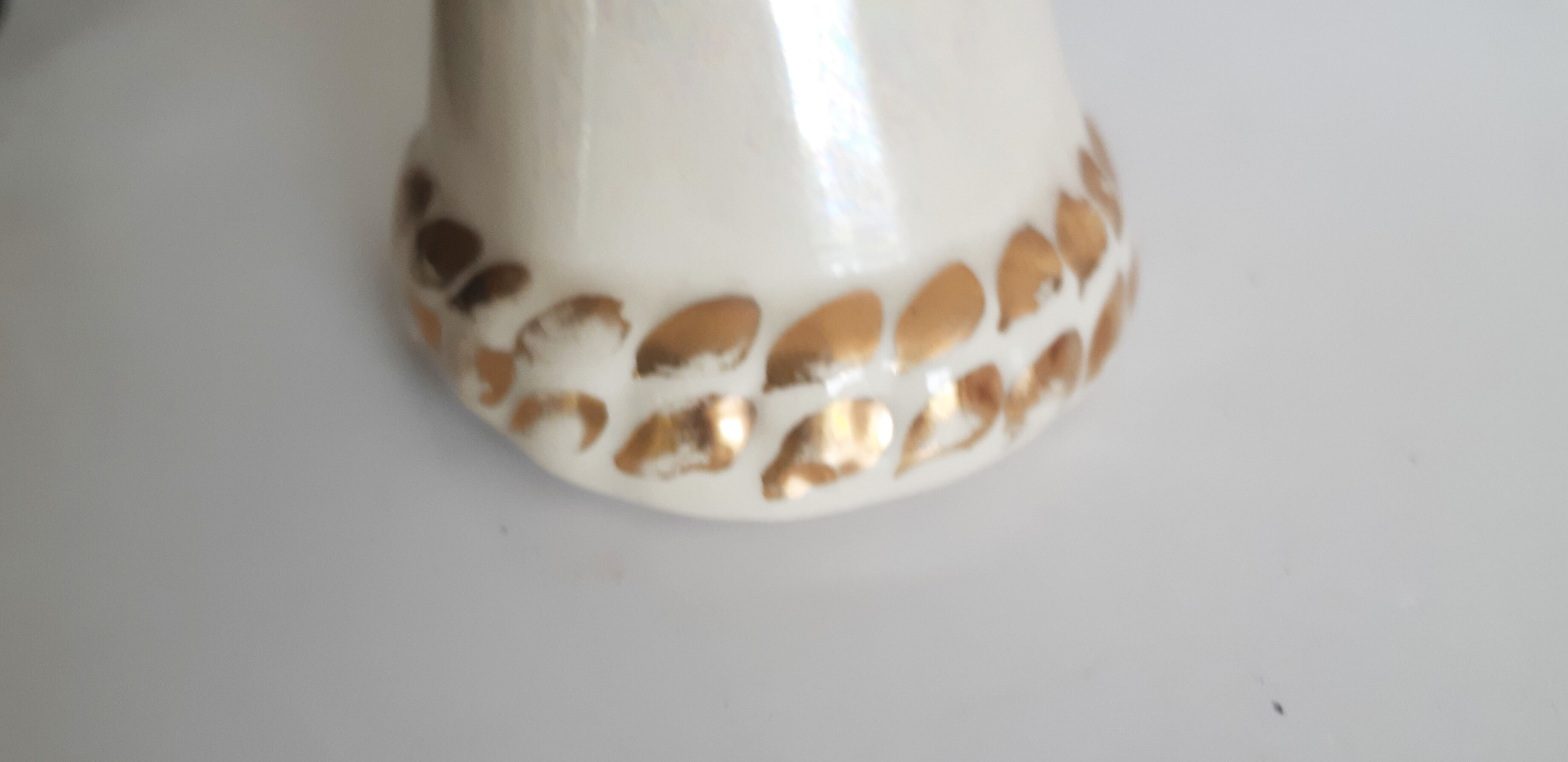 Baguier , soliflore , in pearly porcelain and gold