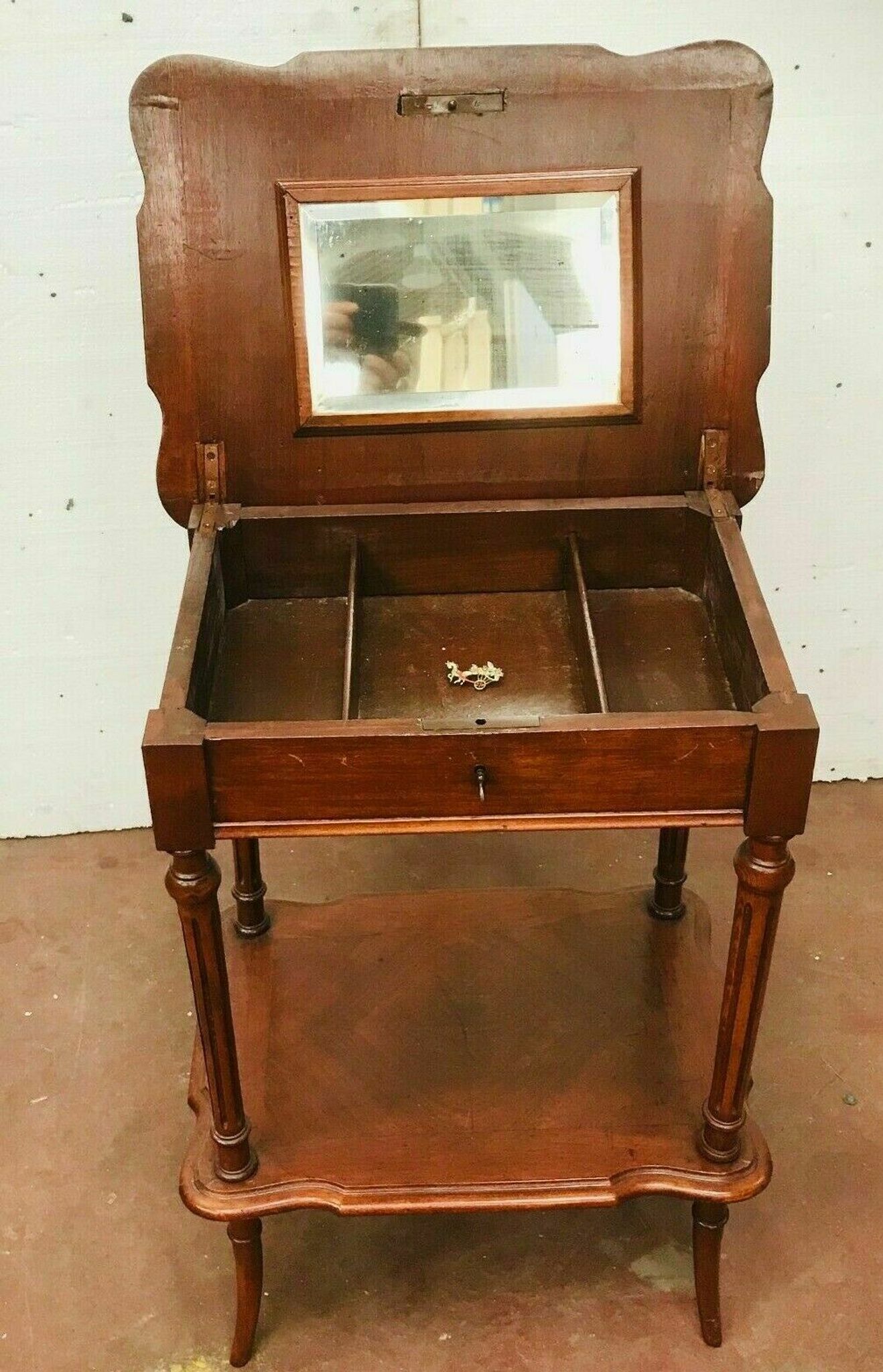 Travailleuse en noyer et placage de noyer Meuble d'appoint XX siècle