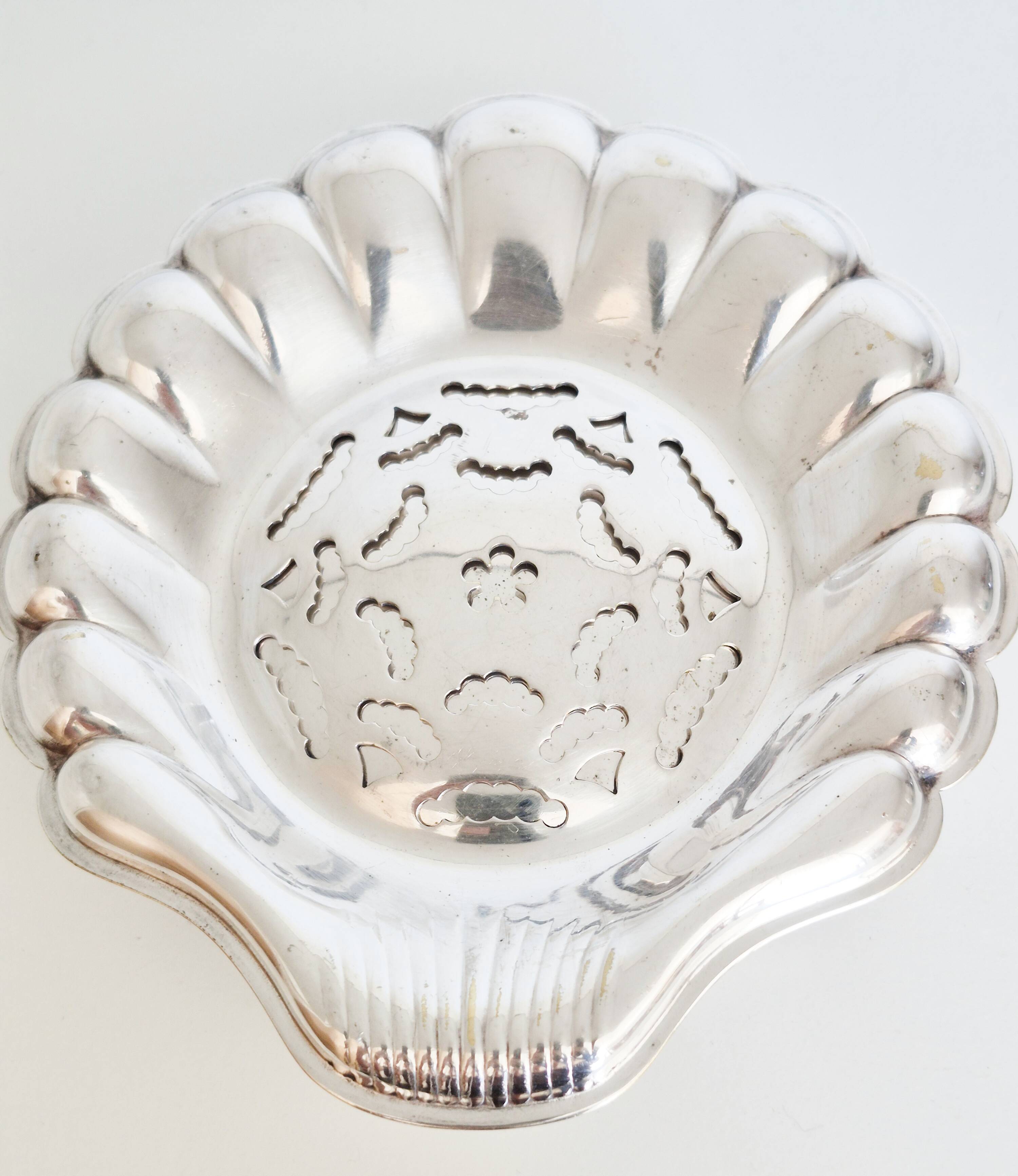 Scallop shell butter dish in silver, scallop shell.