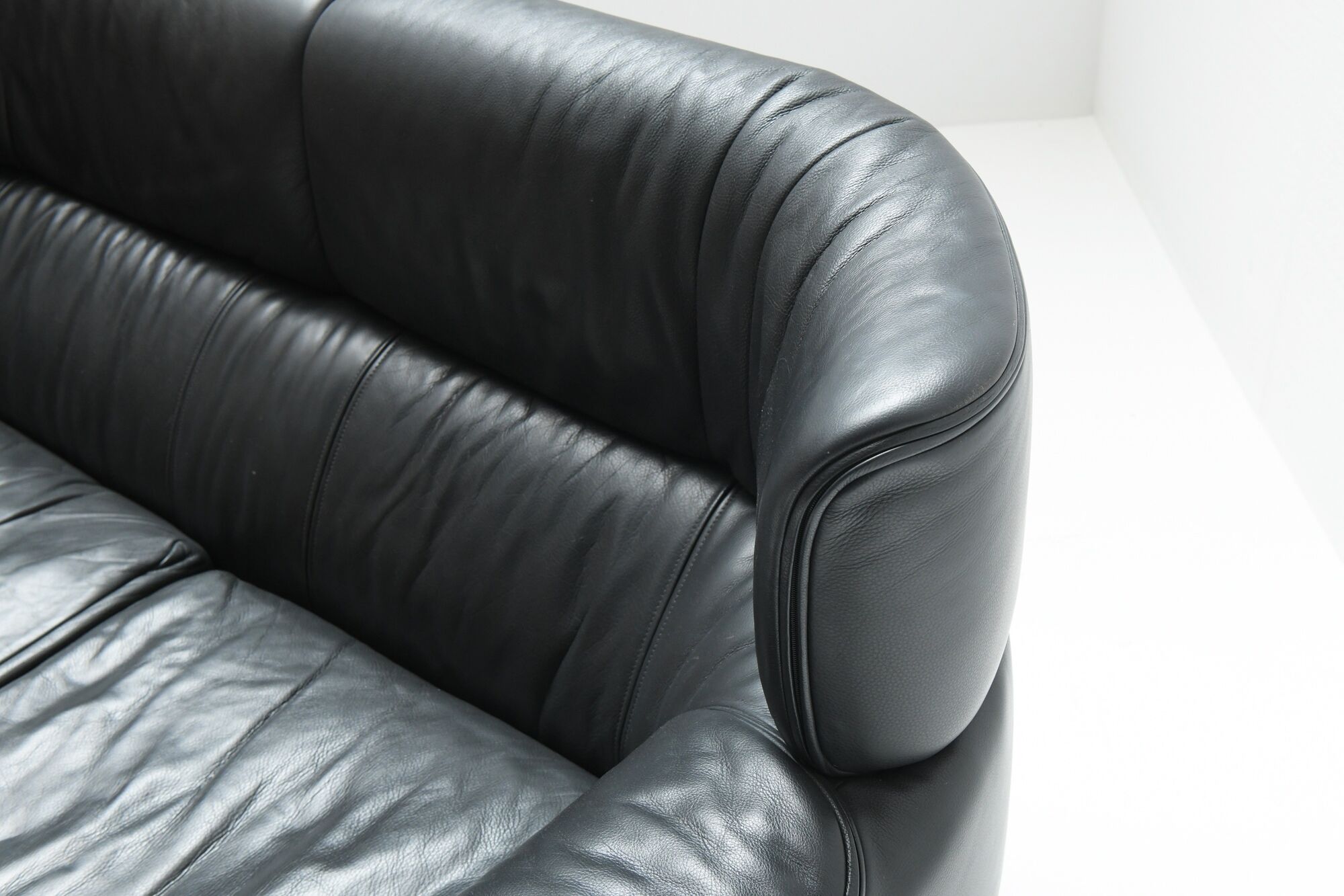Bull sofa in grey leather by Gianfranco Frattini for Cassina 1987