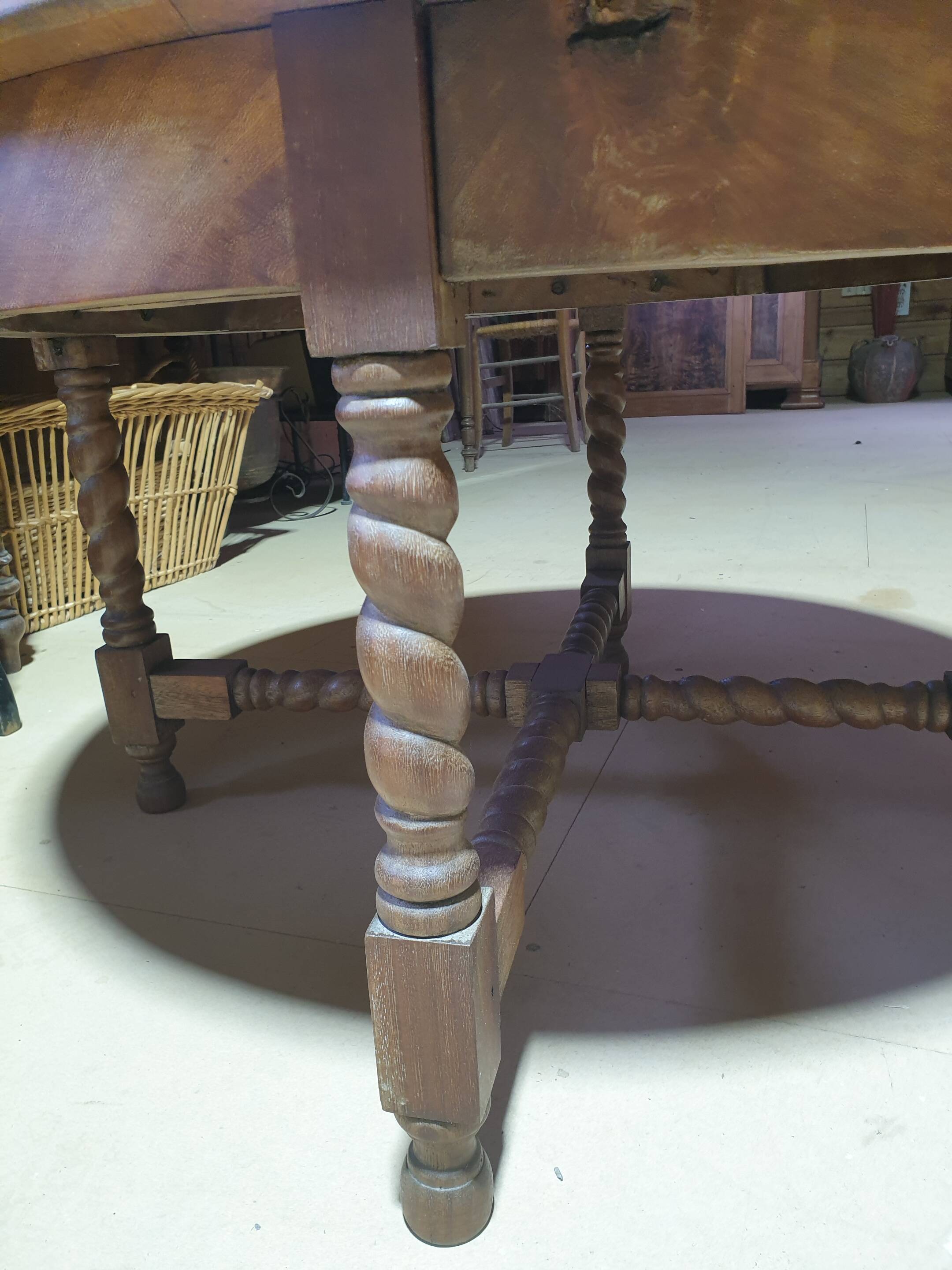 Round coffee table in elm with twisted legs - early 20th century