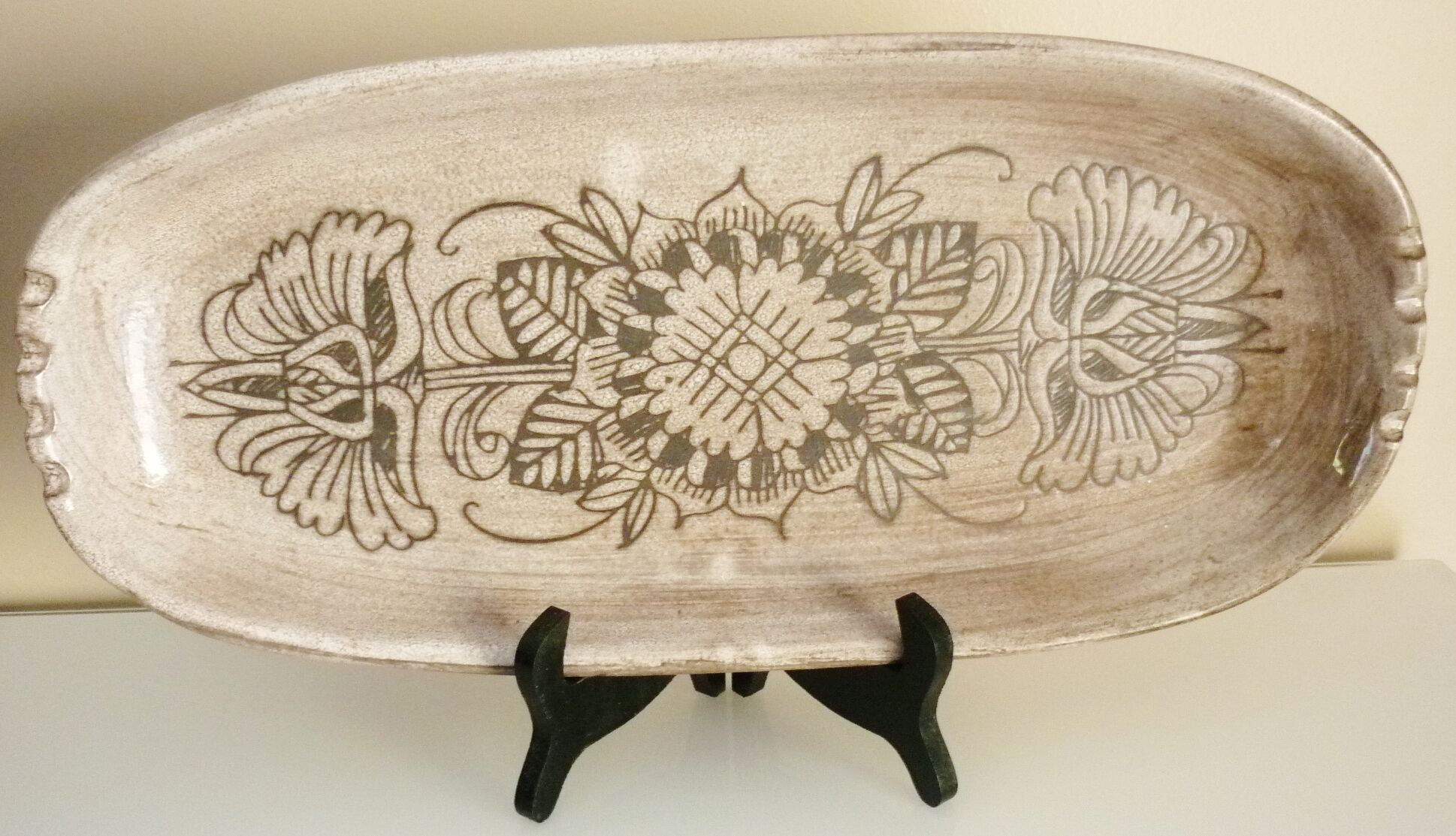 Glazed art ceramic dish, 1950s/1960s, signed La Tournerie, stylized decoration