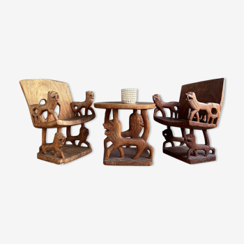 Fauteuils de dignitaire en bois sculpté et table