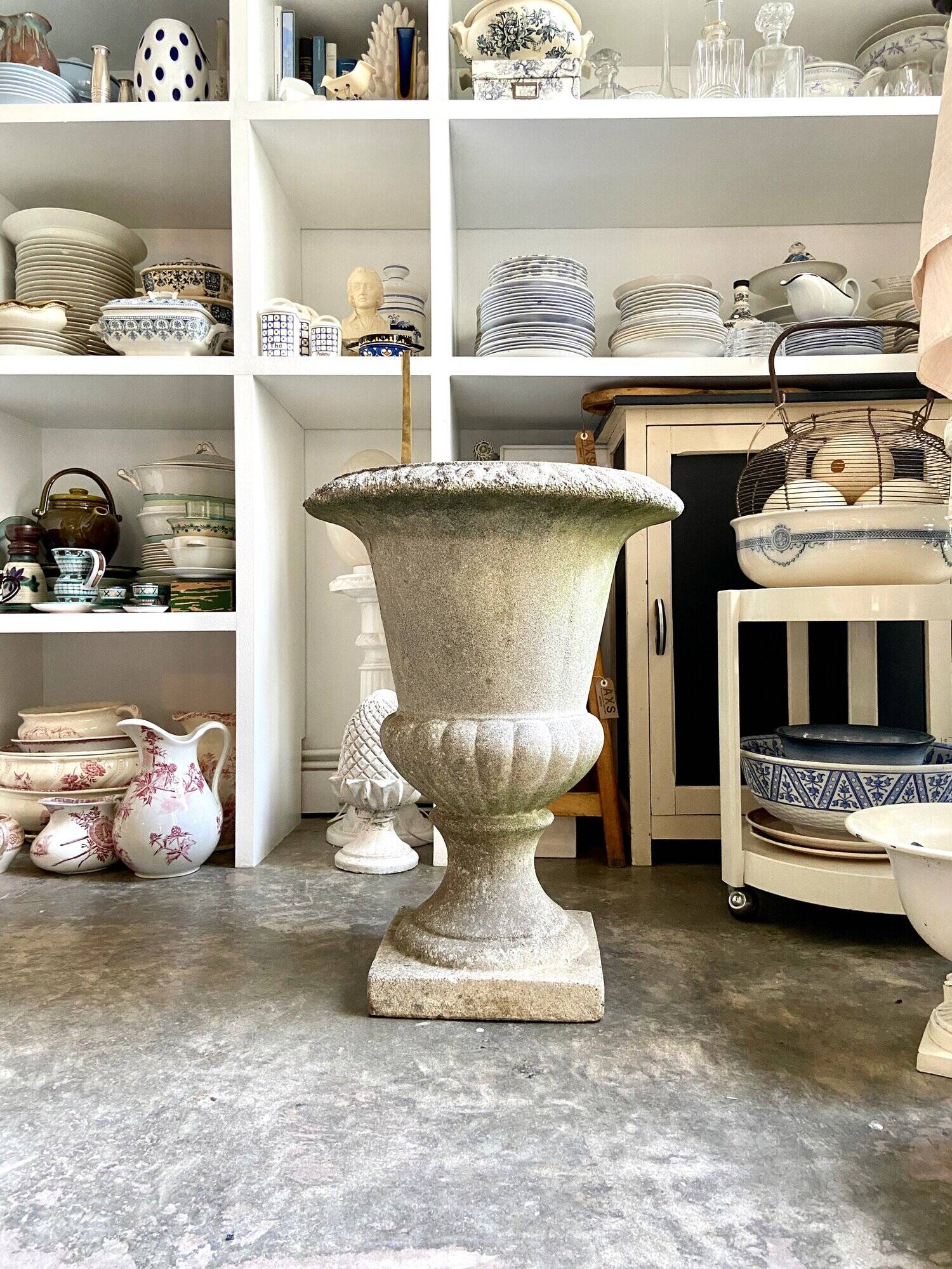 Medici pot in beige reconstituted stone