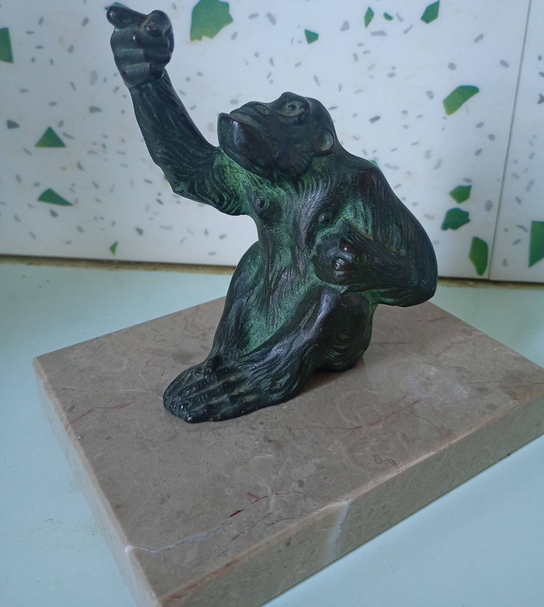Bronze animalier Orangutan signed Henri Rischmann with a marble base.
