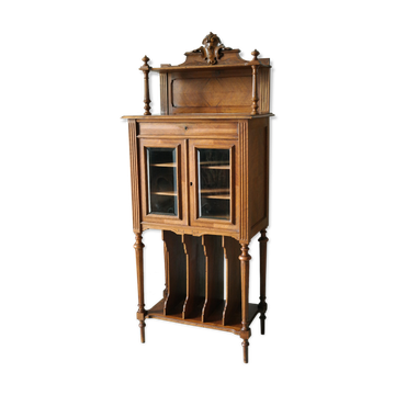 Vitrine Cabinet à musique style Louis XVI en noyer XXème