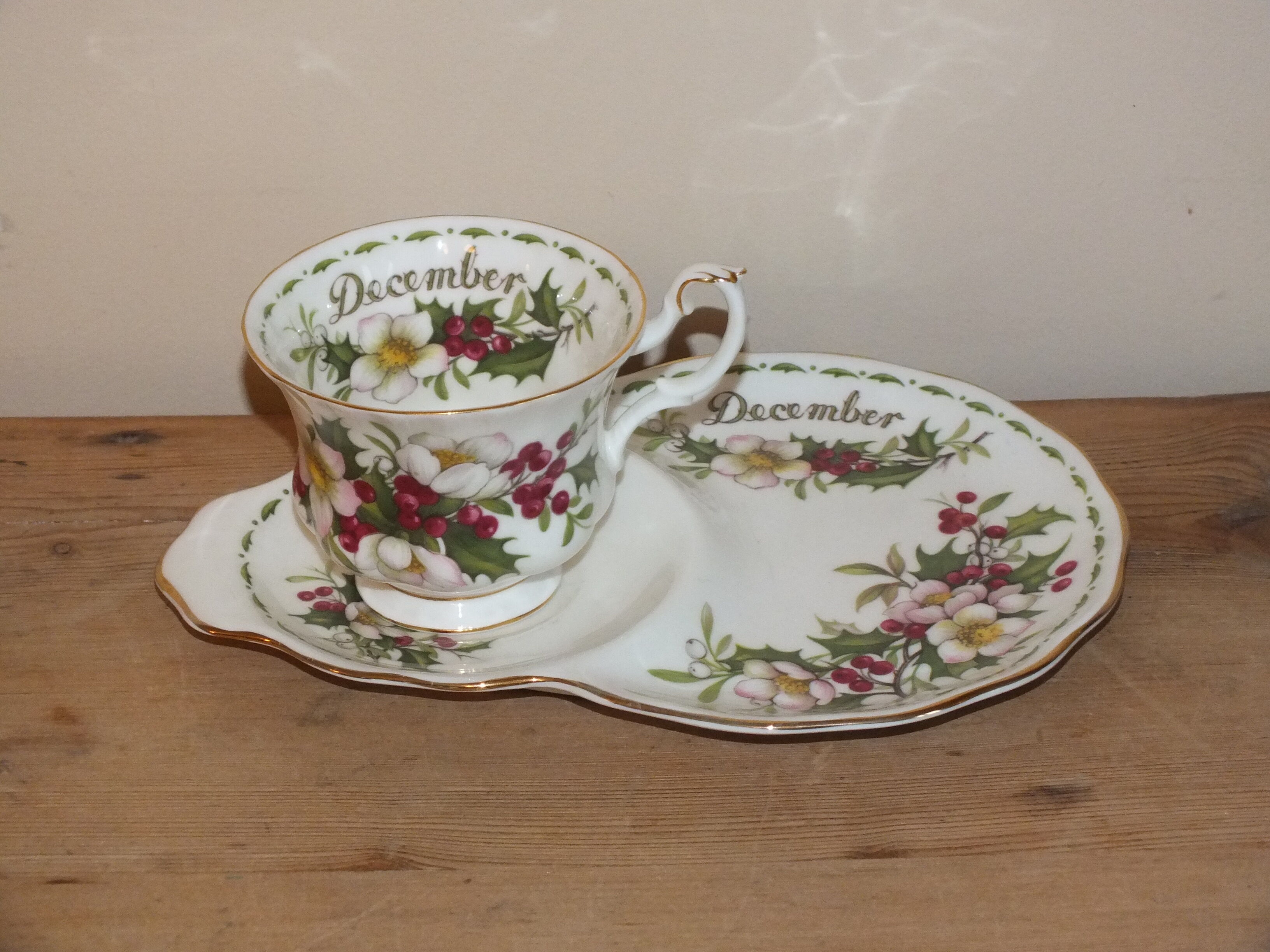 December Cup in English porcelain Royal Albert - December