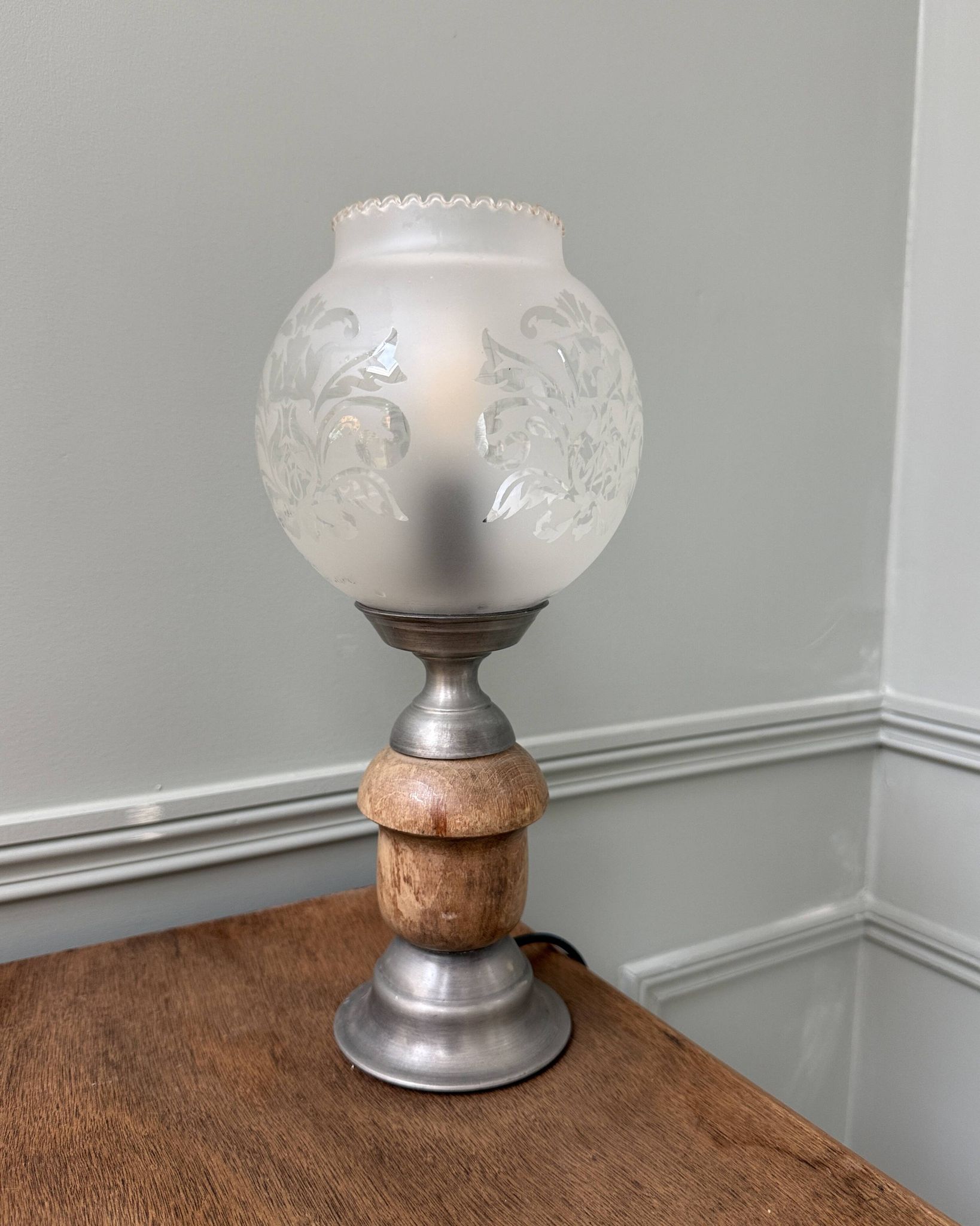 Art Nouveau lamp with engraved glass