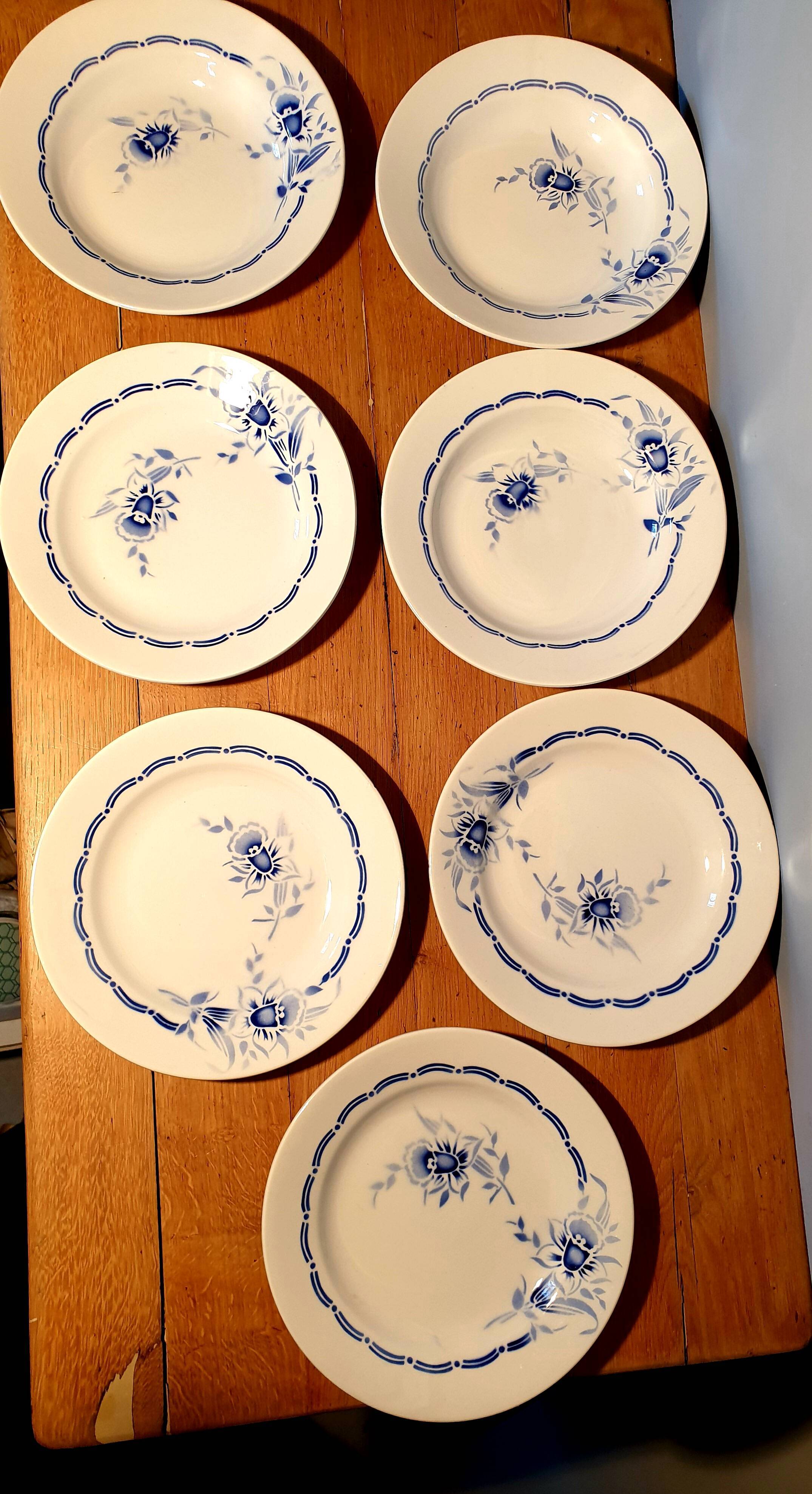 Ensemble de 7 assiettes plates et creuses St Amand