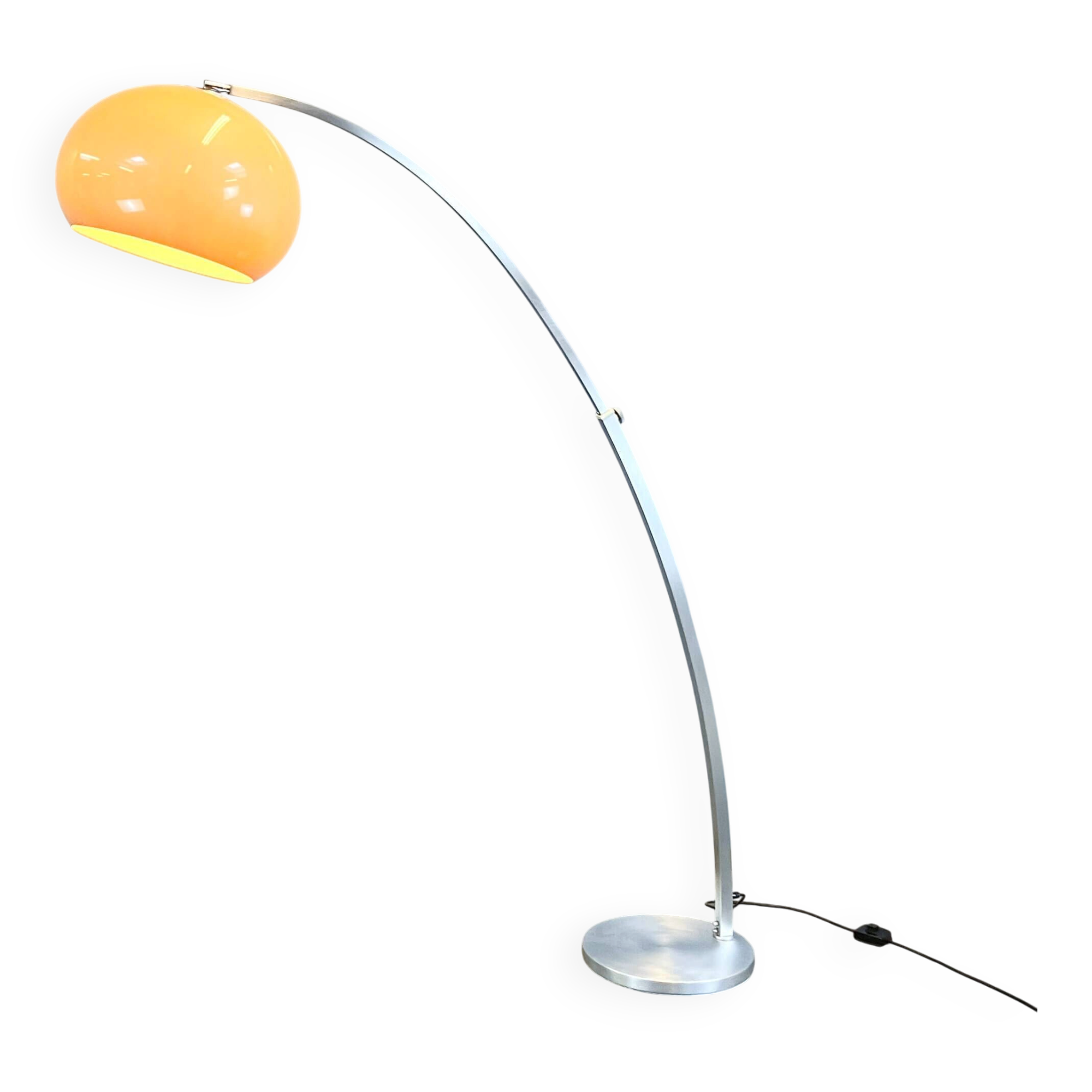 Lampe arquée par Sölken, aluminium brossé avec un abat-jour en verre acrylique, années 1970.