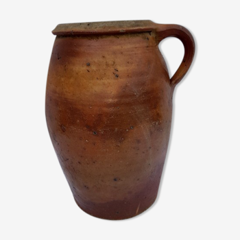 Former clay pot cooked with a handle