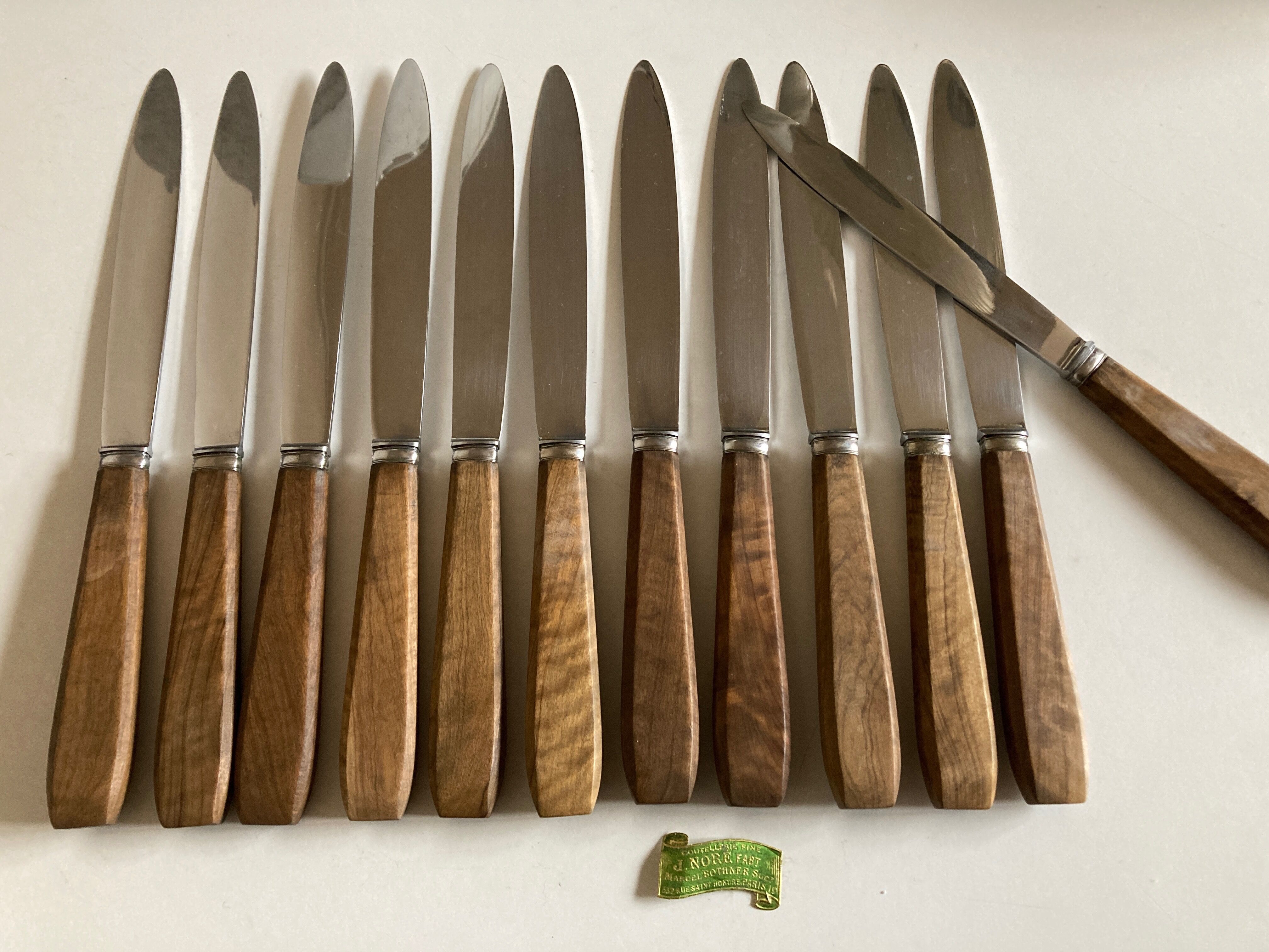Set de 12 couteaux manches en bois d'olivier 1960