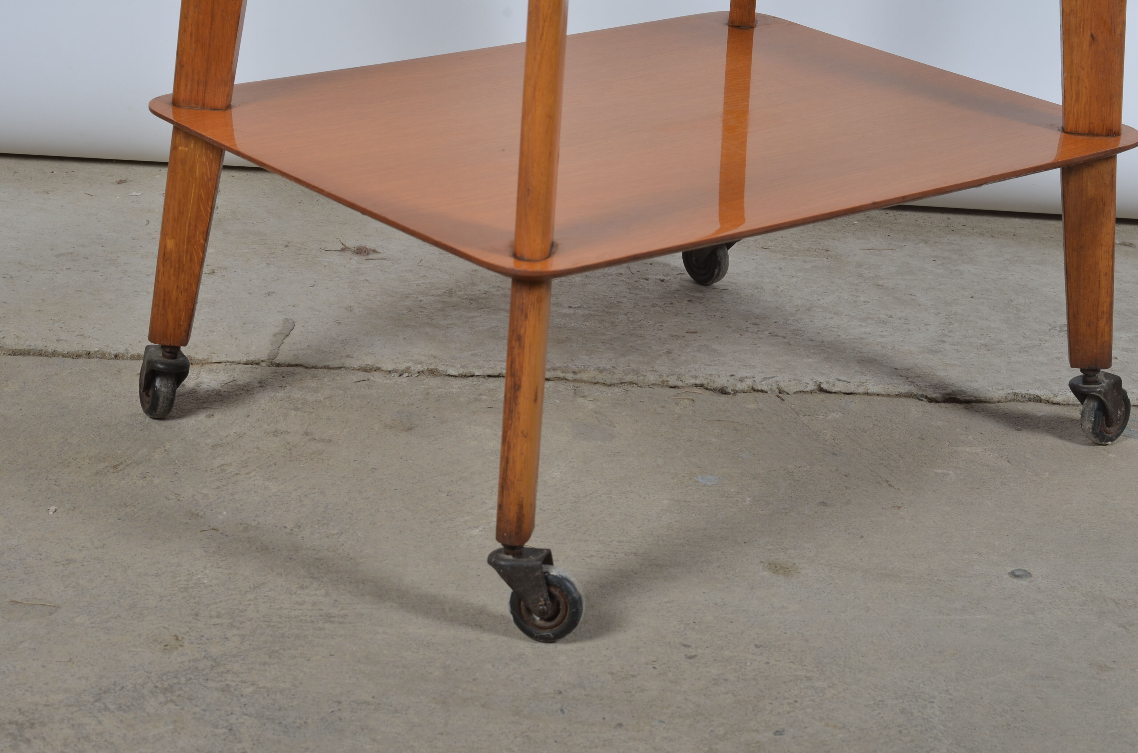 Rolling service feet compass