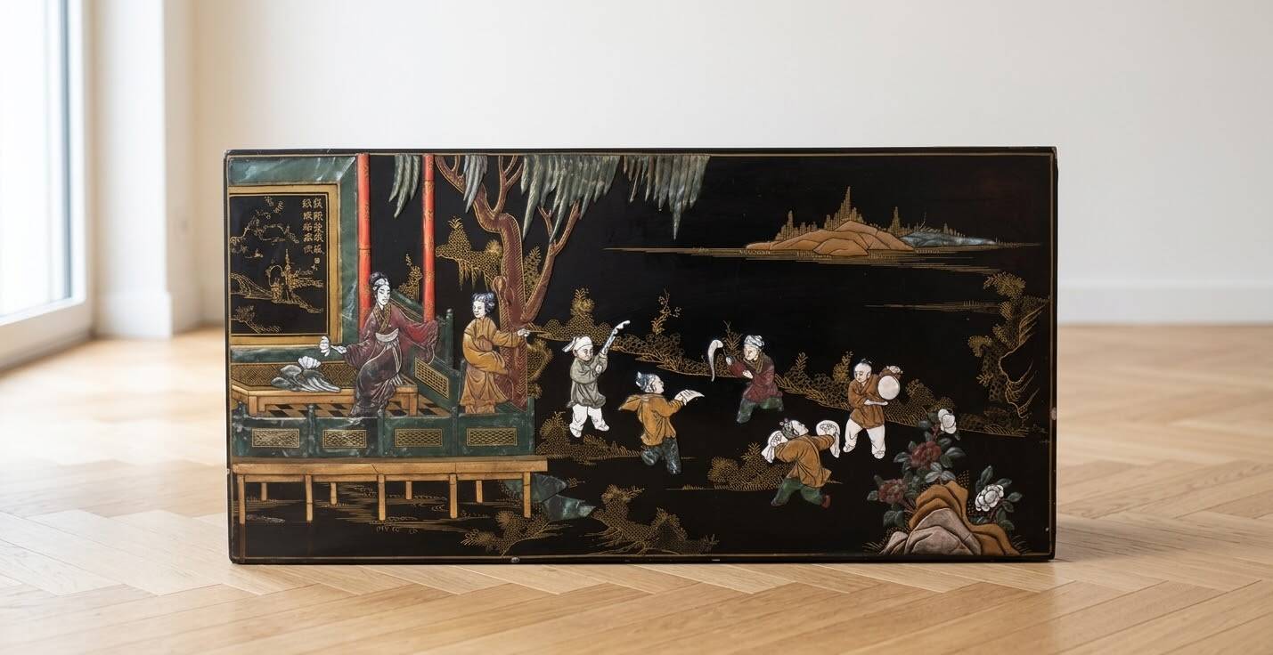 Black lacquered Chinese coffee table, 20th century.