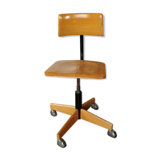 Swivel workshop chair