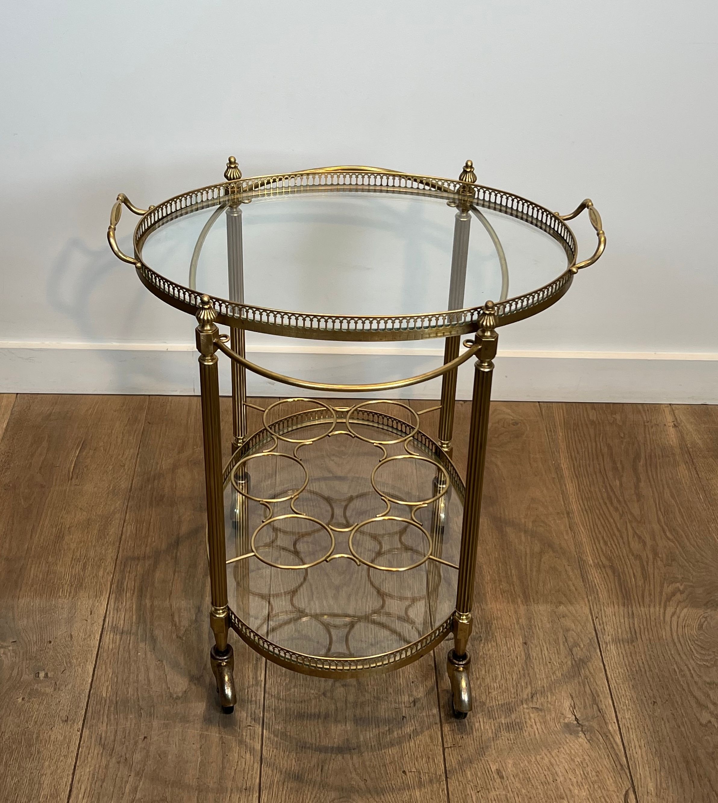 Table roulante ovale en laiton dans le goût de la Maison Jansen. Vers 1940