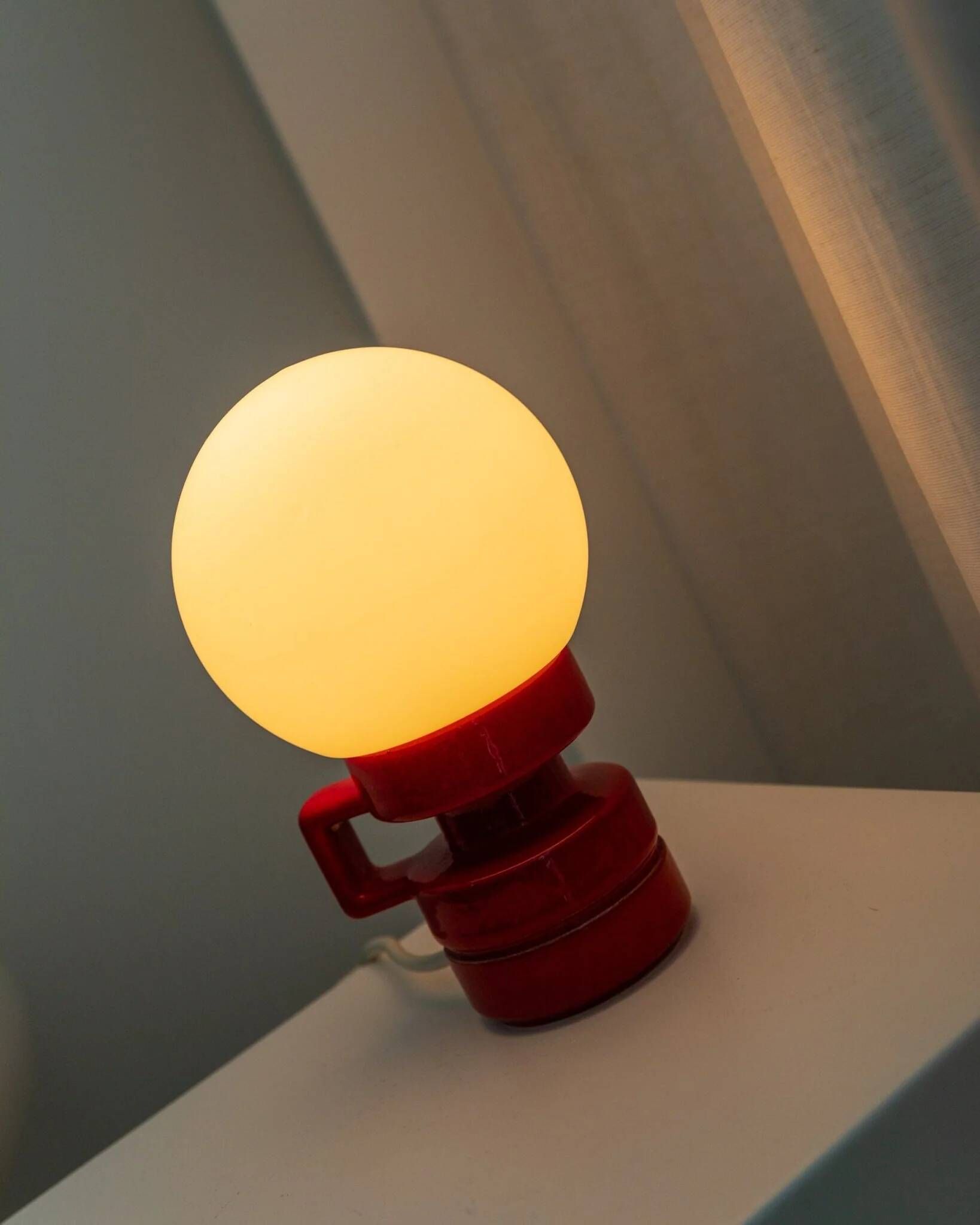 Red ceramic table lamp from Italy (1970s) with white opal glass shade - mid-century design