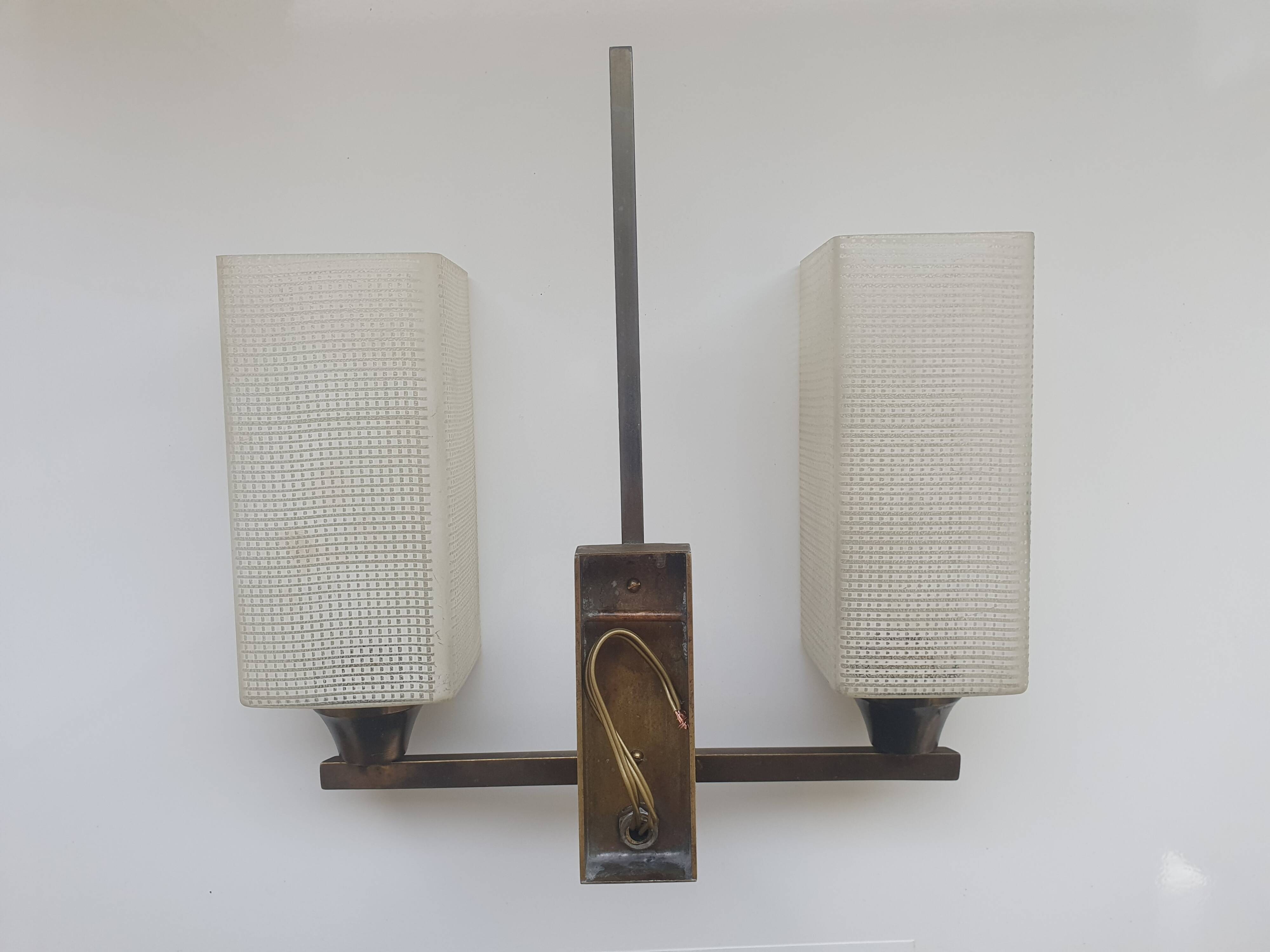 Two-light Art Deco wall light in brass with square glasses