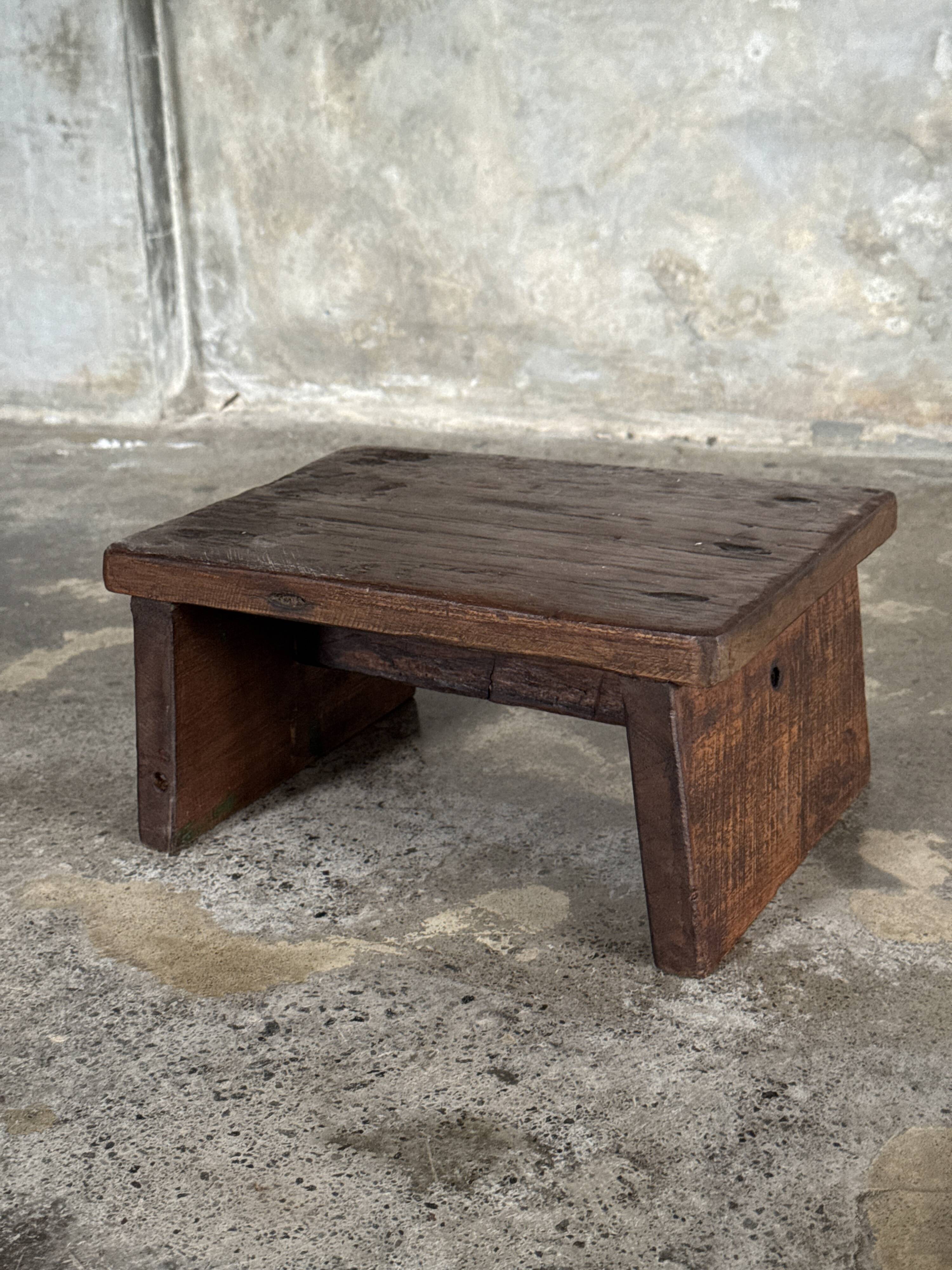 Small auxiliary stool in upcycled teak with traces of green chrome on the leg.