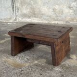 Small auxiliary stool in upcycled teak with traces of green chrome on the leg.