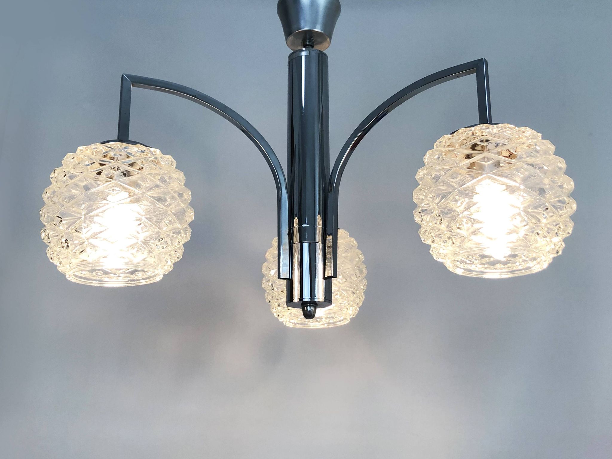 Italian Targetti Sankey chandelier in chrome metal with 3 lights. 70s