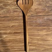 Couvert à salade ou grande cuillère en teck ovale fendue. L18 D8,5