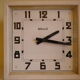 Horloge réceptrice brillé 1970 de décoration avec sa rosace en porcelaine