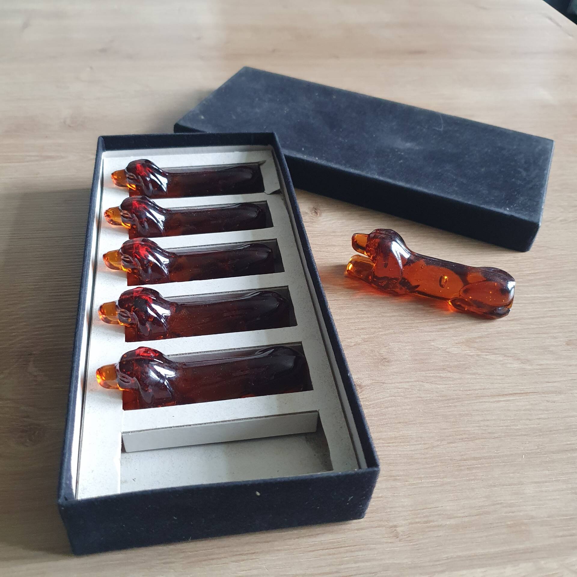Porte couteaux chiens en verre moulé