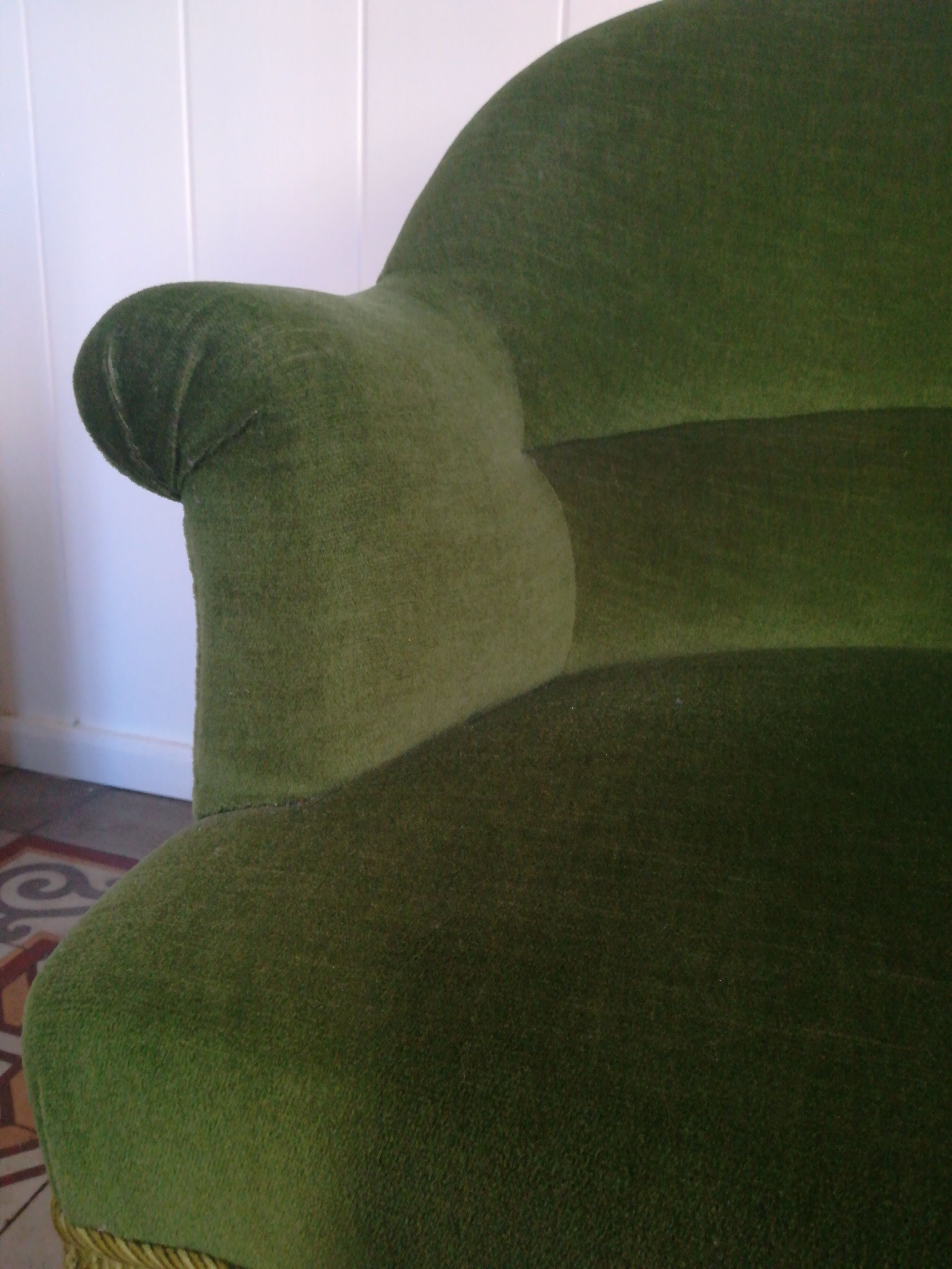Toad sofa with velvet fringes