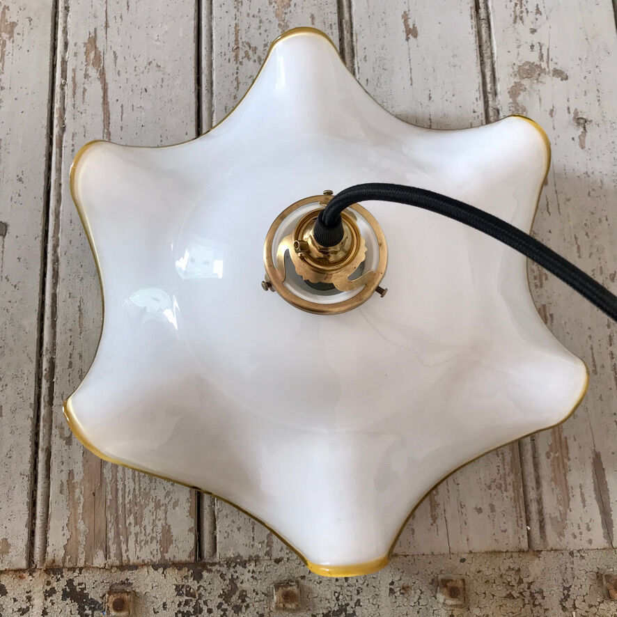 White and yellow opaline suspension