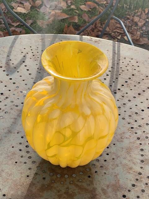 Vase en verre de clichy jaune et blanc, vintage