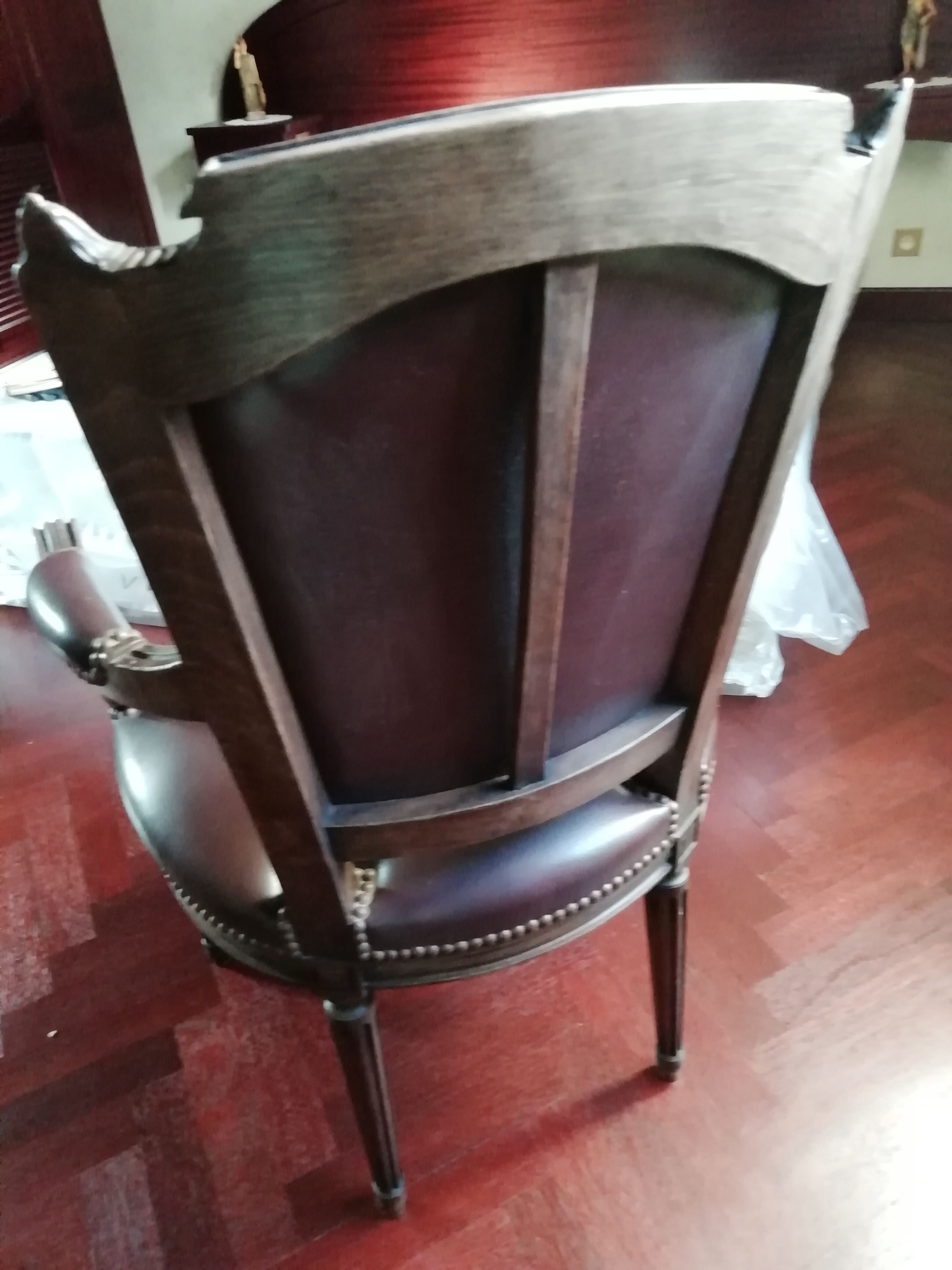 Fauteuil cabriolet Louis XVI couvert cuir marron foncé