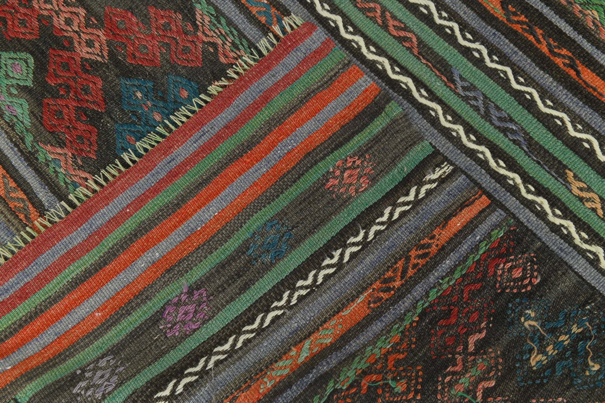 Tapis Kilim Vintage Motifs Ethniques Vert et Rouge, 180x271 Cm