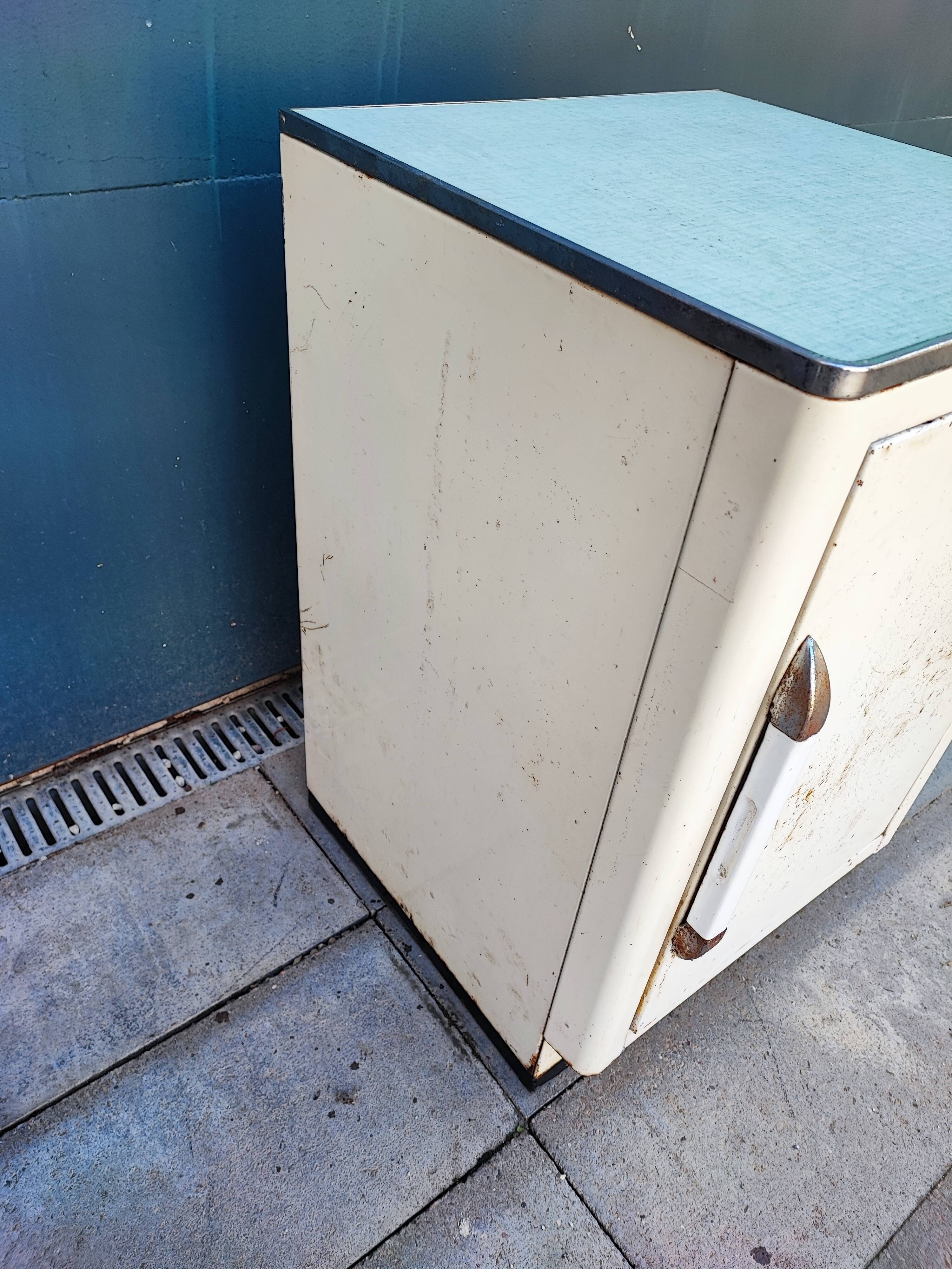 Meuble armoire de cuisine métallique