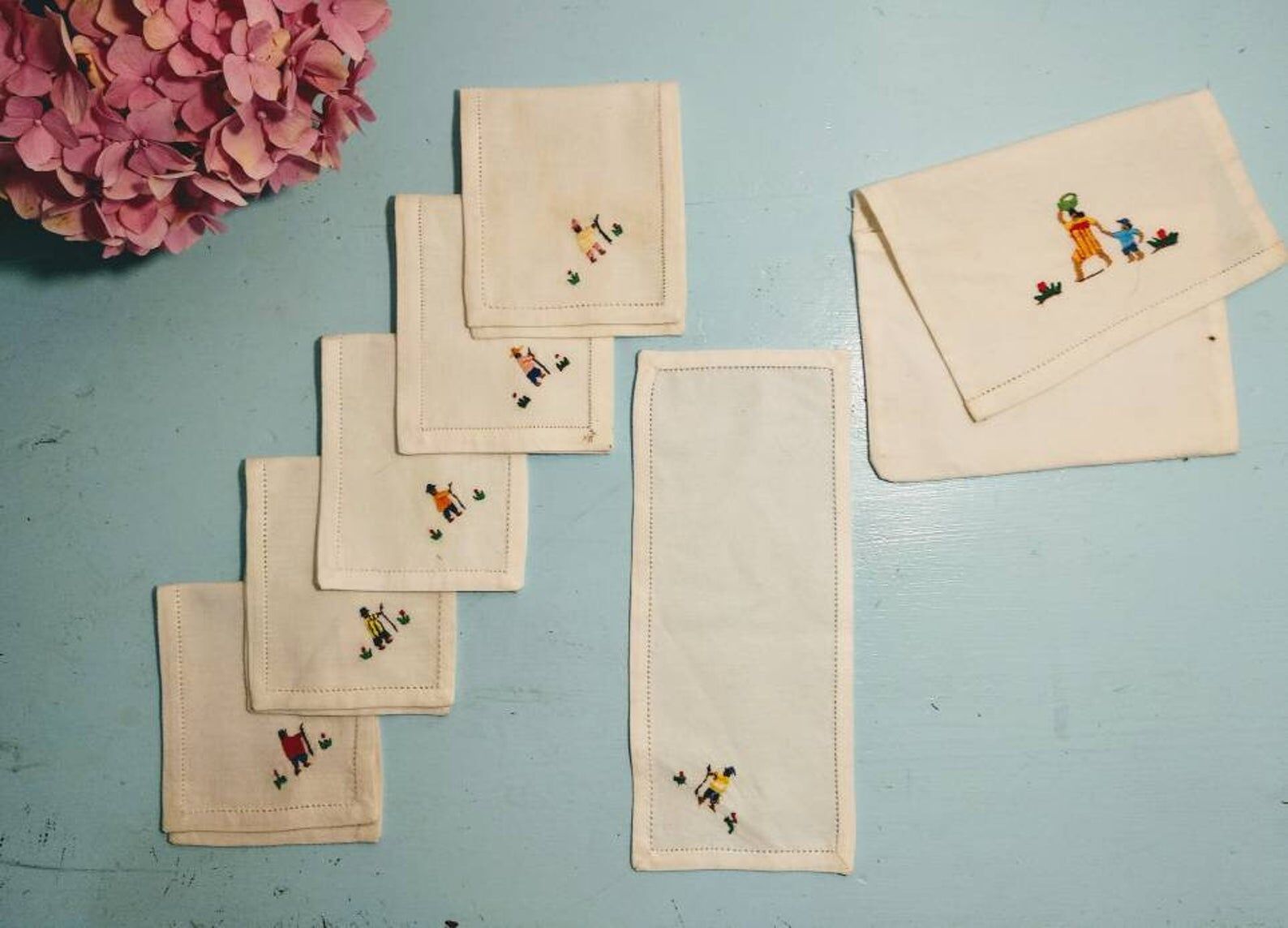 Pocket with 6 embroidered napkins