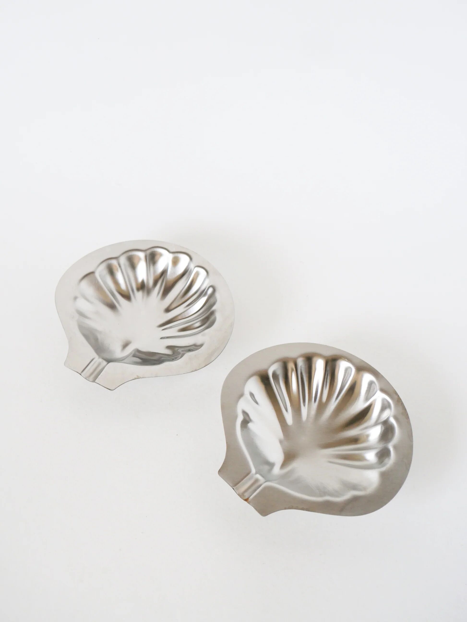 Paire de vide-poches coquillages en inox, design, 1970
