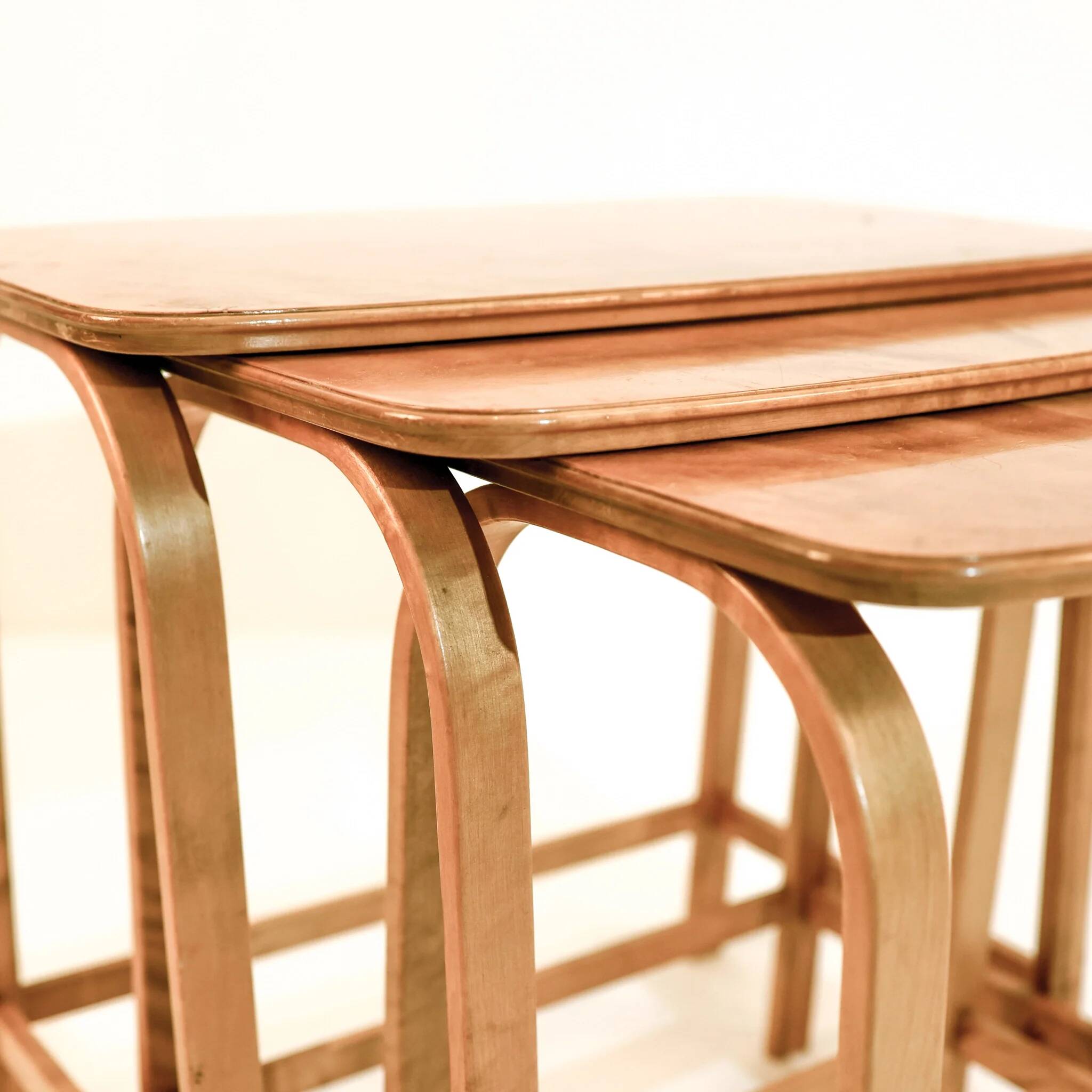 3 tables gigognes Axel Larsson pour Bodafors, années 1930