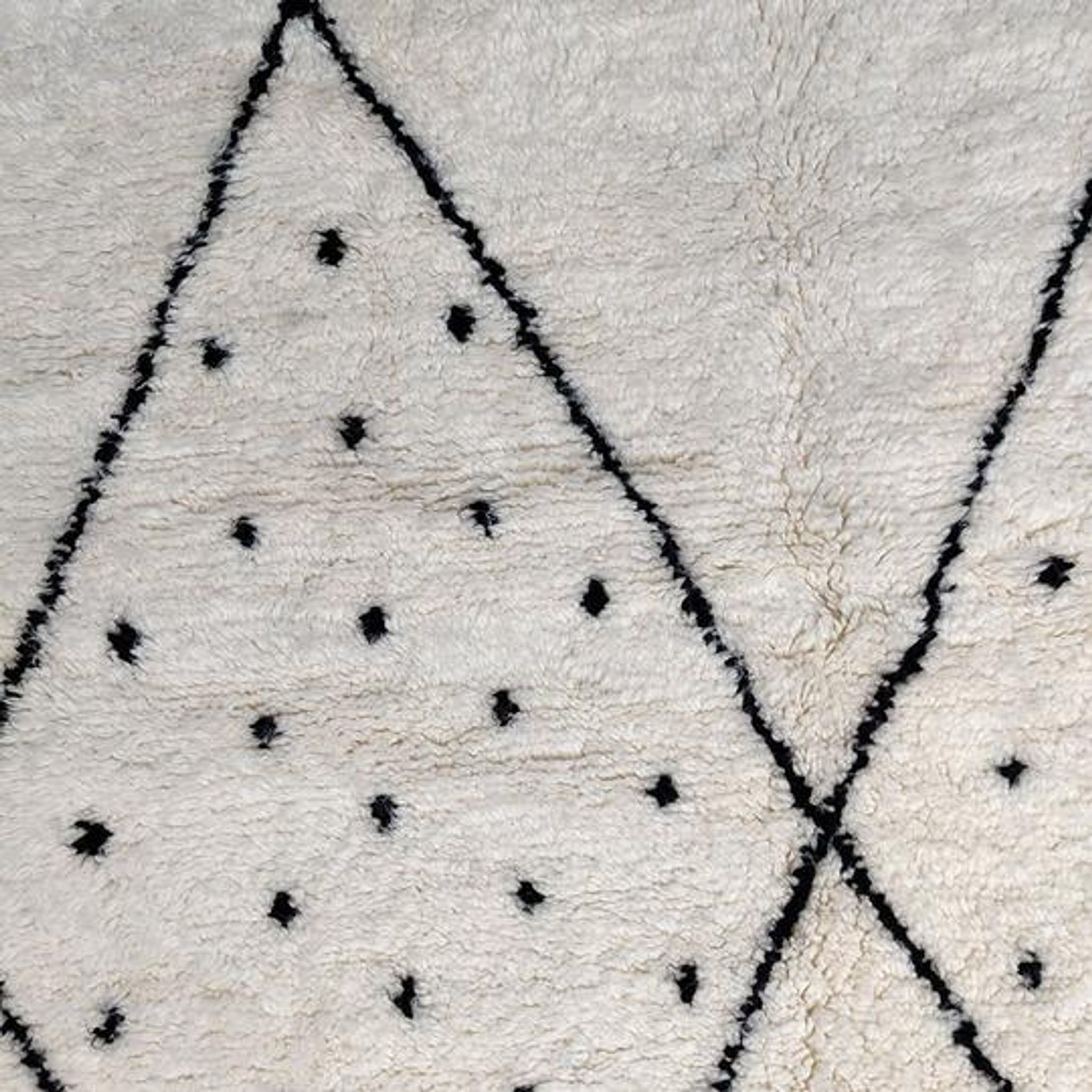 Tapis beni ouarain berbère losange et pois noirs 140 X 220 cm
