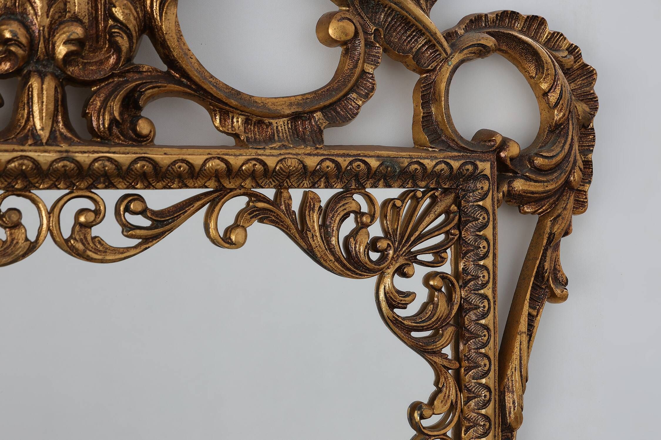 Miroir en métal doré de style Chippendale, Italie, 20e siècle