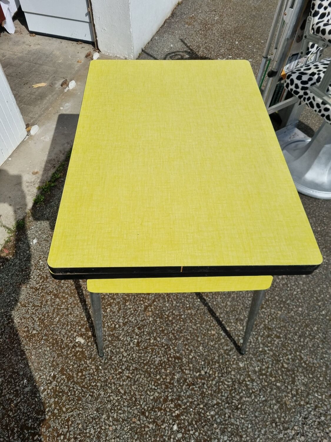 Yellow formica table and 2 extensions 1965