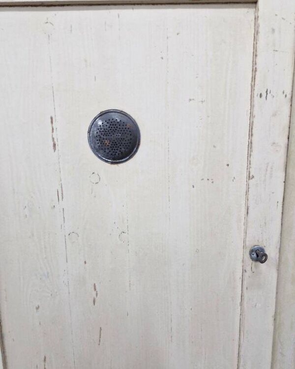 Armoire à pain avec récipients à épices en verre