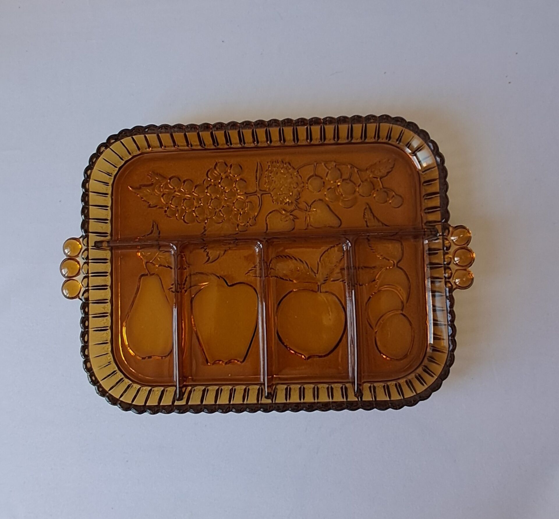 Plateau à compartiments. Verre ambré.  Années 70