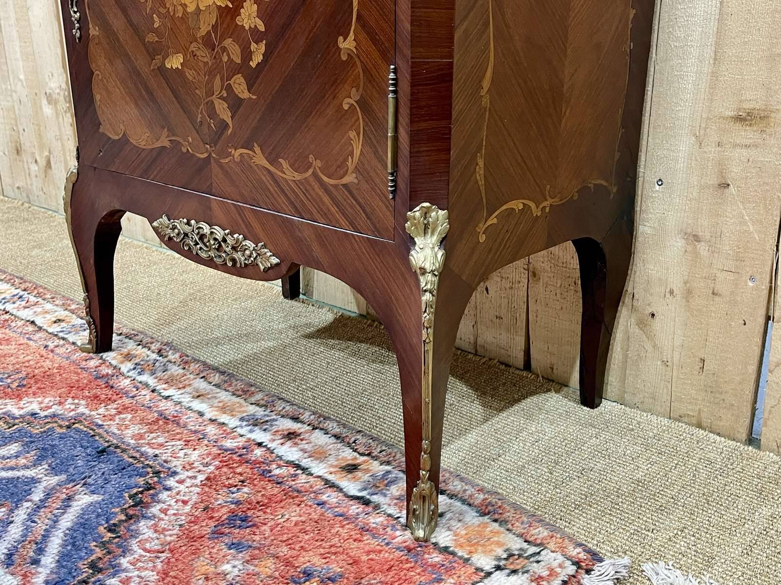 Cabinet Louis XV en bois de rose, chêne et dessus marbre, travail des années 70