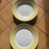 Deux plats en faience un creux et un plat a gateaux blanc et bordure jaune