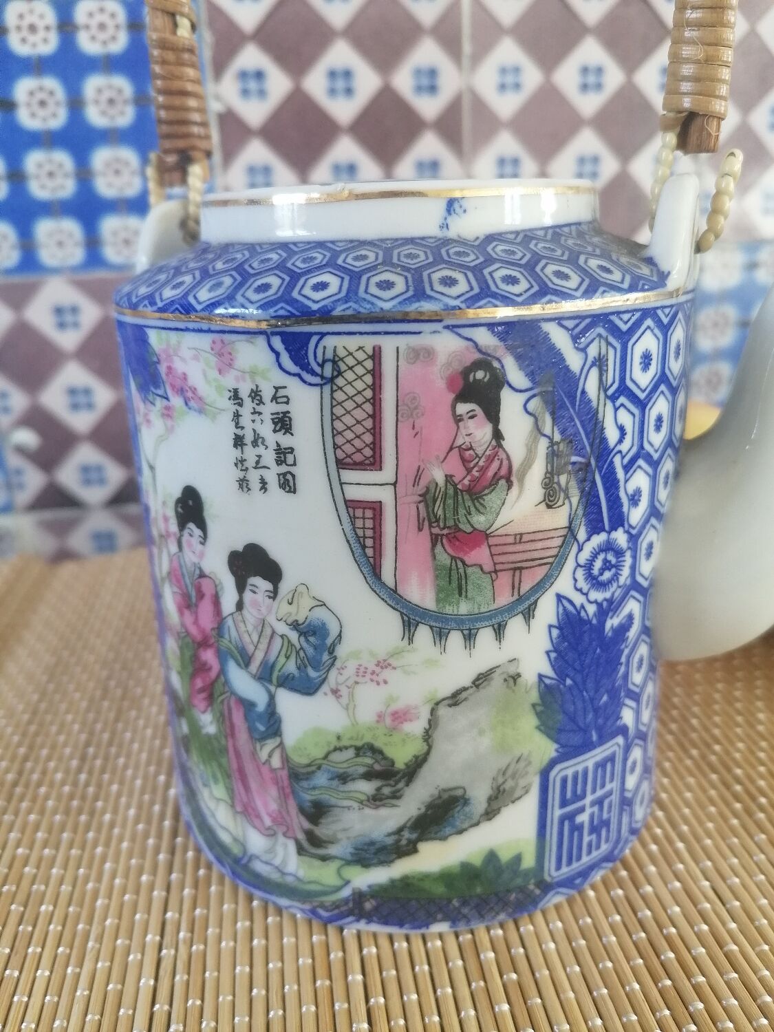 Japanese teapot "Geishas"