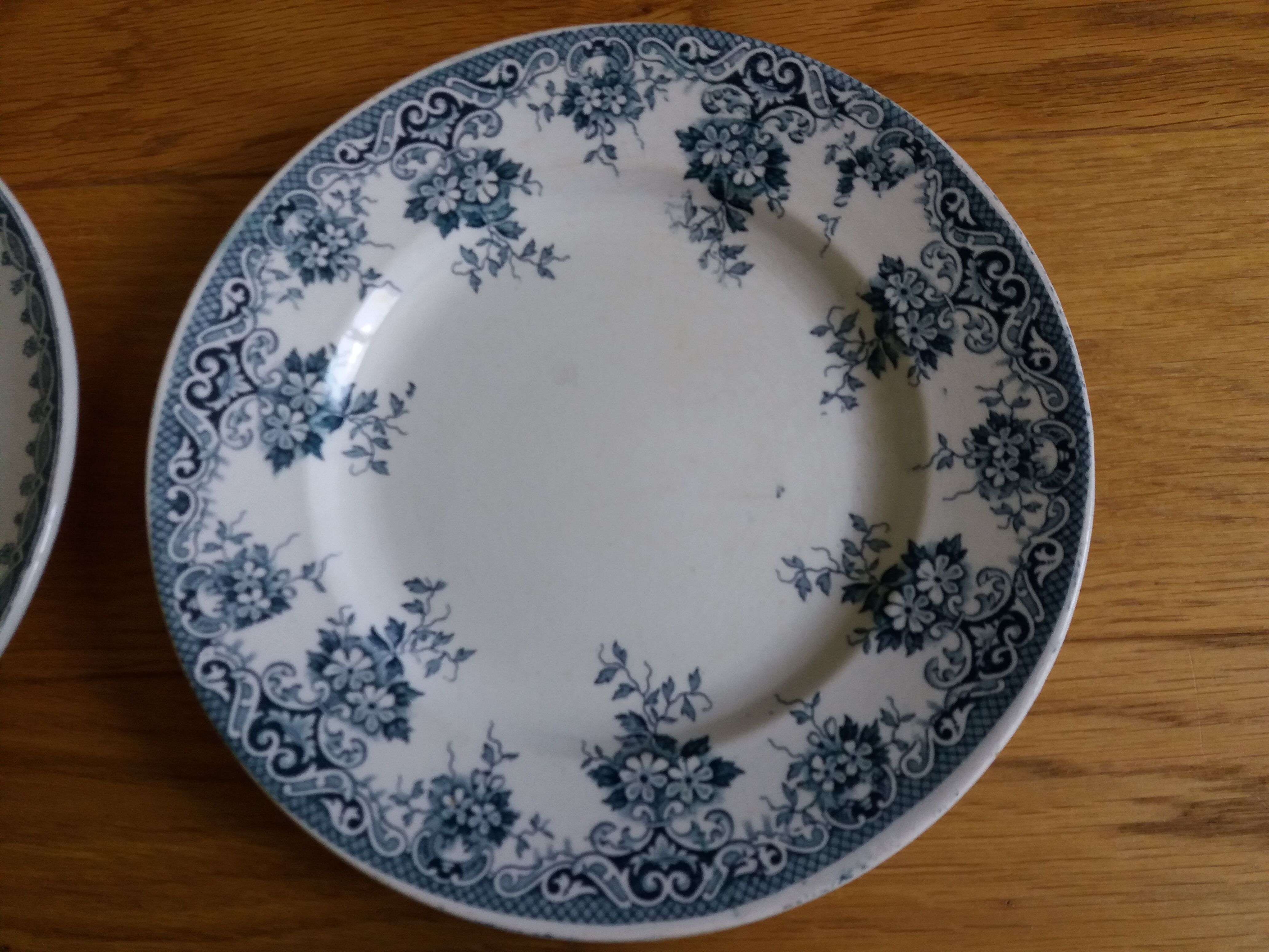 Lot 4 mismatched flat plates Terre de fer