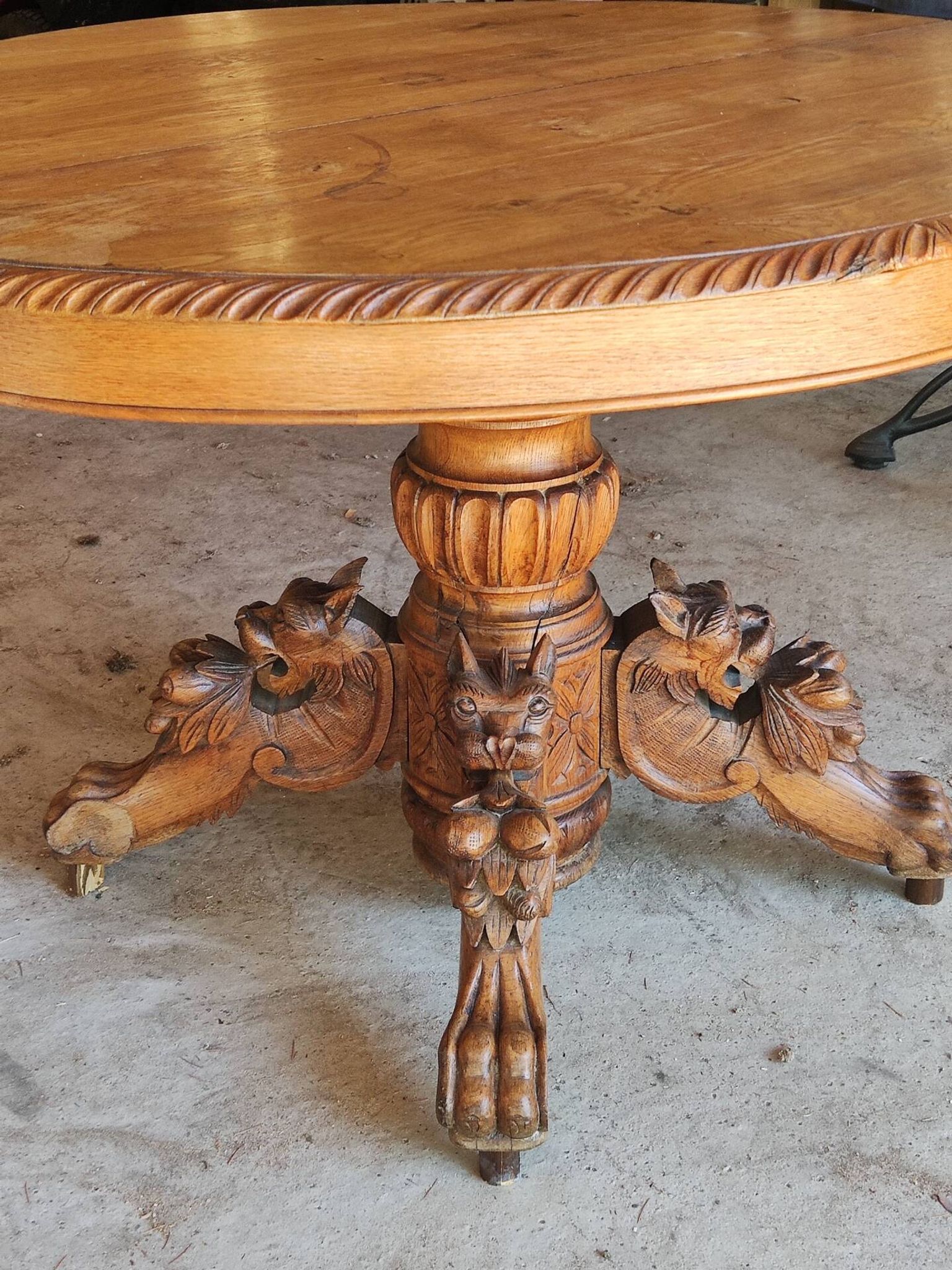 Table ovale en chêne blond sculpté - dite table de chasse