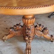 Table ovale en chêne blond sculpté - dite table de chasse